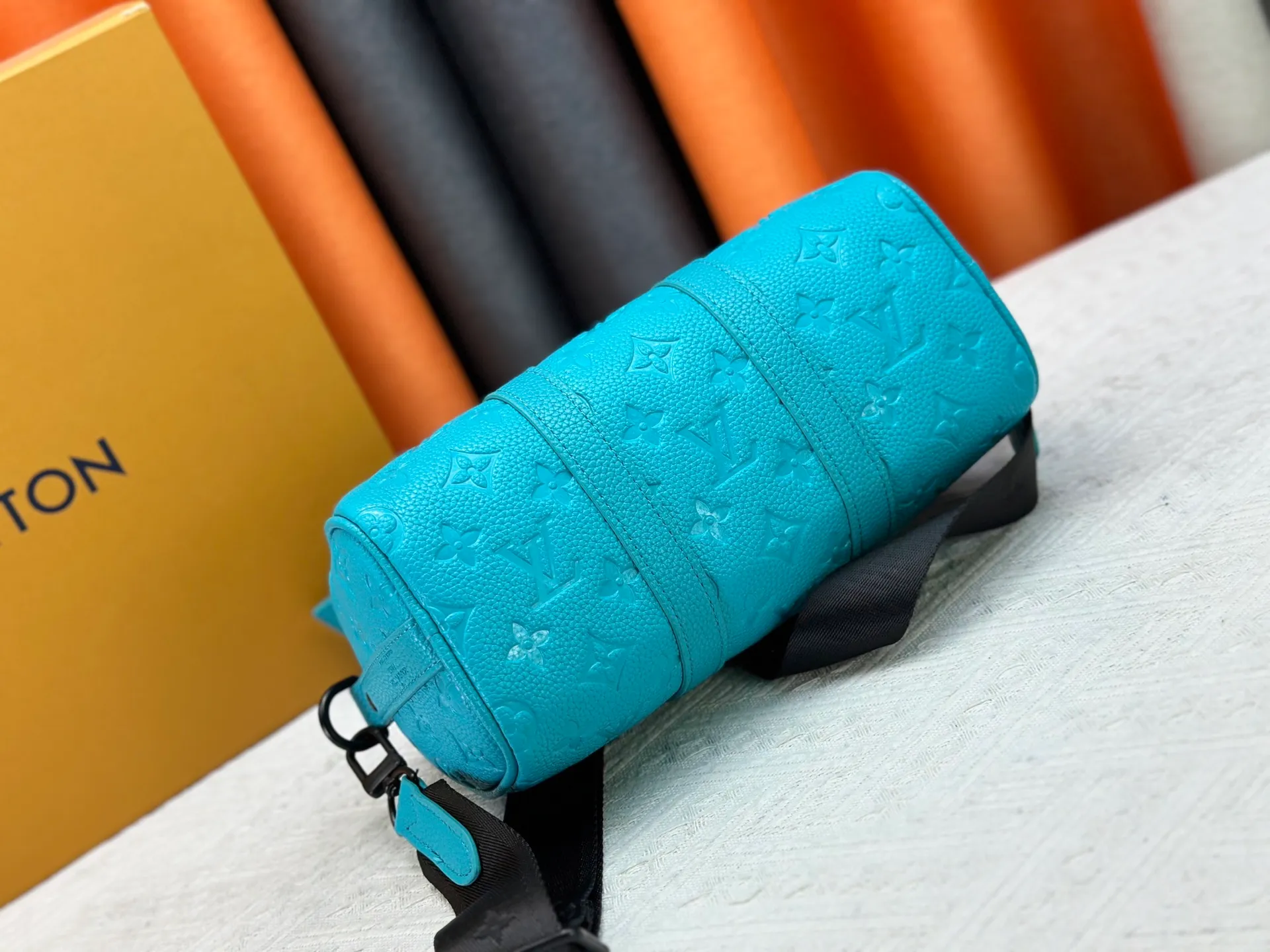 P260 Guangzhou goods M24434 M13866 M26055 M11996 M20900 M46687 M46271 This Keepall 25 handbag is made from a full leather speedy pillow bag. Louis Vuitton launches the Aerogram version of the new Keepall, which is made of off-white soft grain leather, restrained and fashionable. Off-white embossed logo, leather body with top handle and adjustable shoulder strap, suitable for hand or shoulder carry. Dimensions 25 x 15x 11 cm.
