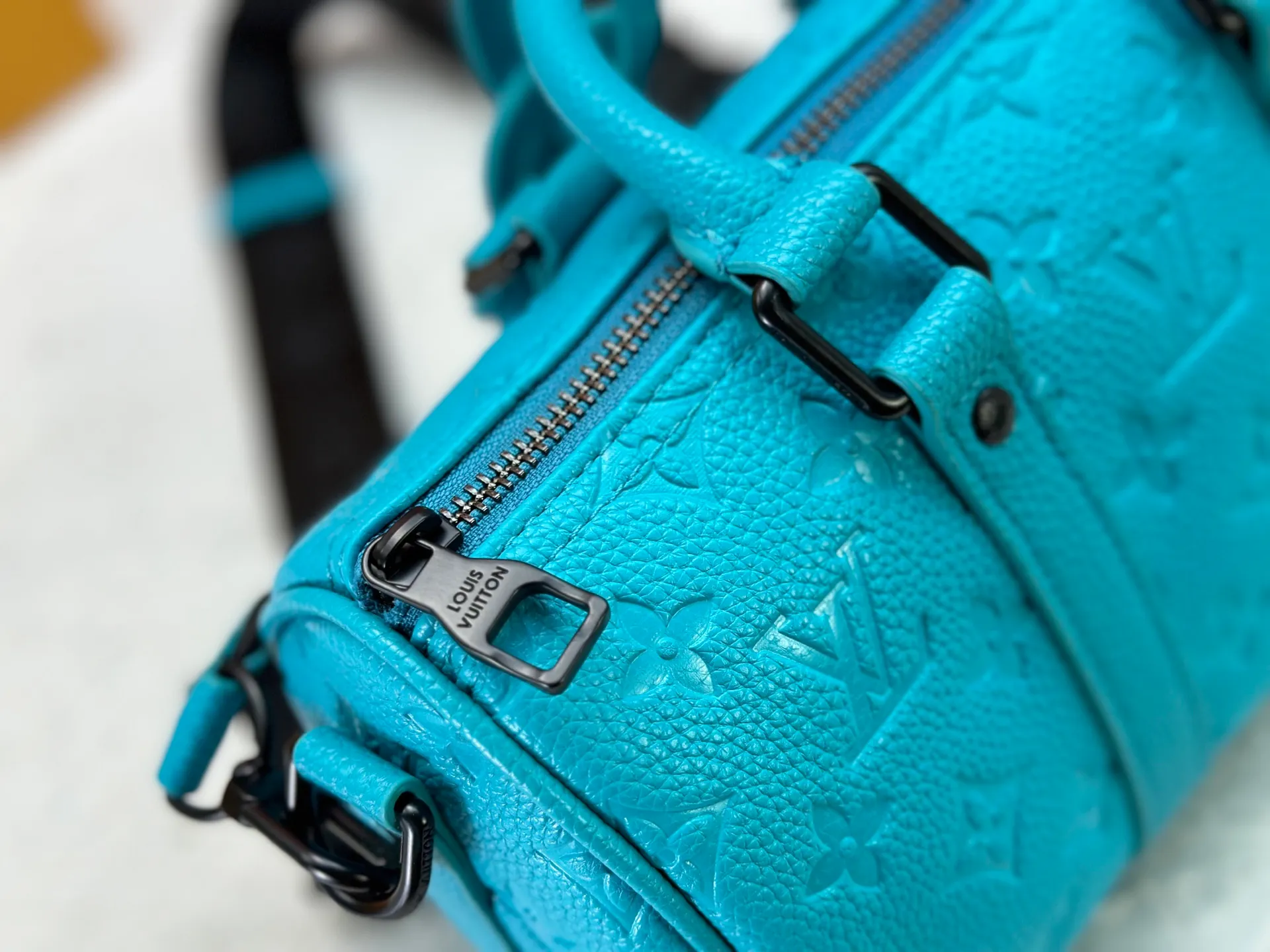 P260 Guangzhou goods M24434 M13866 M26055 M11996 M20900 M46687 M46271 This Keepall 25 handbag is made from a full leather speedy pillow bag. Louis Vuitton launches the Aerogram version of the new Keepall, which is made of off-white soft grain leather, restrained and fashionable. Off-white embossed logo, leather body with top handle and adjustable shoulder strap, suitable for hand or shoulder carry. Dimensions 25 x 15x 11 cm.
