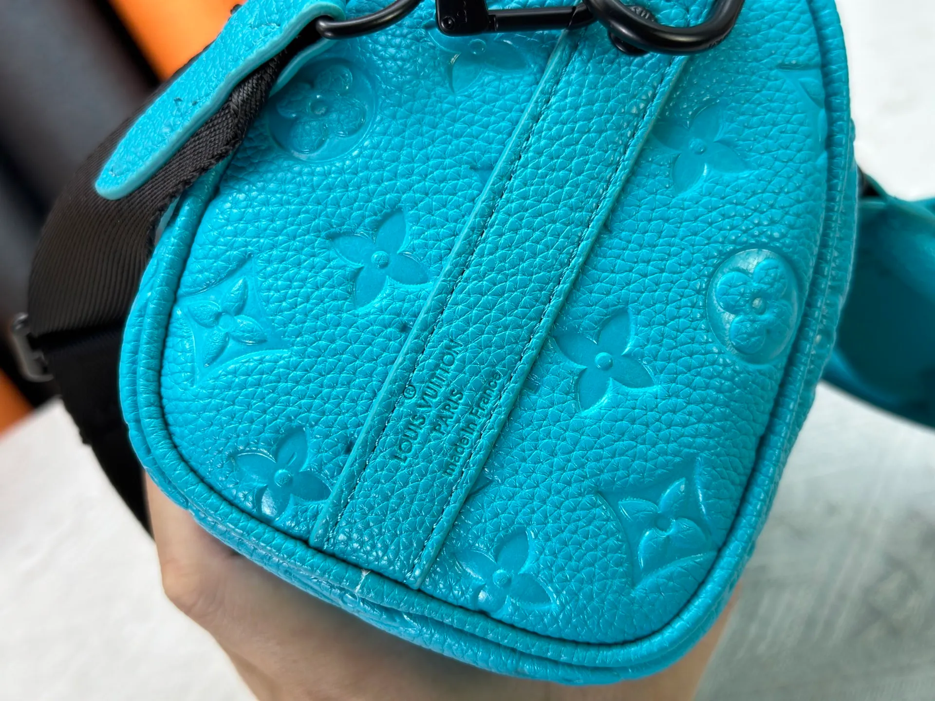 P260 Guangzhou goods M24434 M13866 M26055 M11996 M20900 M46687 M46271 This Keepall 25 handbag is made from a full leather speedy pillow bag. Louis Vuitton launches the Aerogram version of the new Keepall, which is made of off-white soft grain leather, restrained and fashionable. Off-white embossed logo, leather body with top handle and adjustable shoulder strap, suitable for hand or shoulder carry. Dimensions 25 x 15x 11 cm.