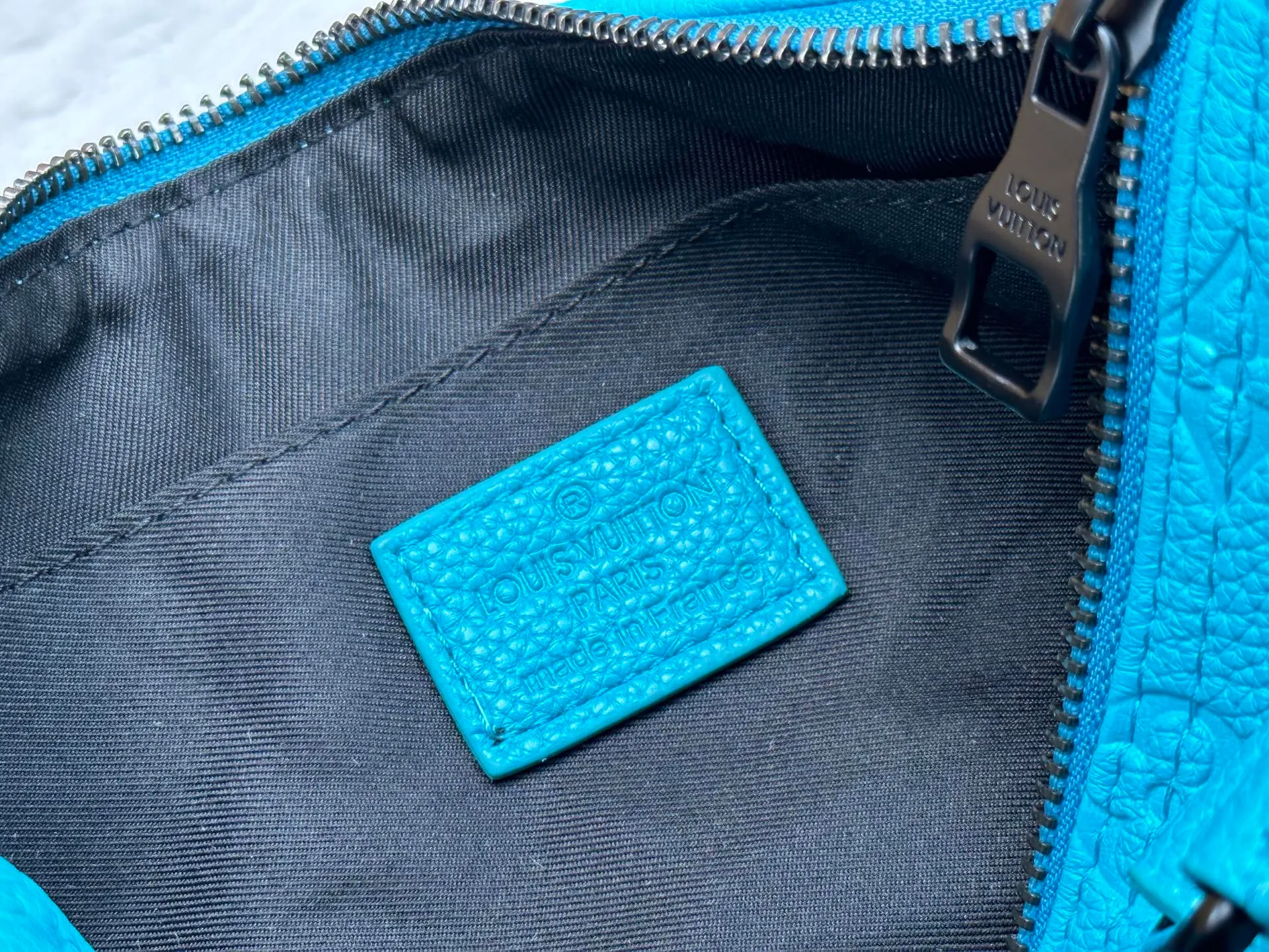 P260 Guangzhou goods M24434 M13866 M26055 M11996 M20900 M46687 M46271 This Keepall 25 handbag is made from a full leather speedy pillow bag. Louis Vuitton launches the Aerogram version of the new Keepall, which is made of off-white soft grain leather, restrained and fashionable. Off-white embossed logo, leather body with top handle and adjustable shoulder strap, suitable for hand or shoulder carry. Dimensions 25 x 15x 11 cm.