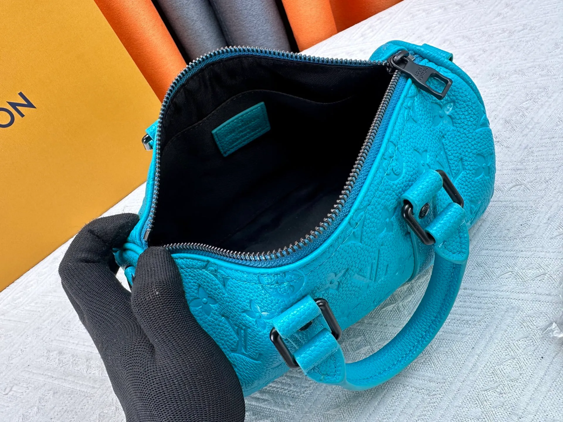 P260 Guangzhou goods M24434 M13866 M26055 M11996 M20900 M46687 M46271 This Keepall 25 handbag is made from a full leather speedy pillow bag. Louis Vuitton launches the Aerogram version of the new Keepall, which is made of off-white soft grain leather, restrained and fashionable. Off-white embossed logo, leather body with top handle and adjustable shoulder strap, suitable for hand or shoulder carry. Dimensions 25 x 15x 11 cm.