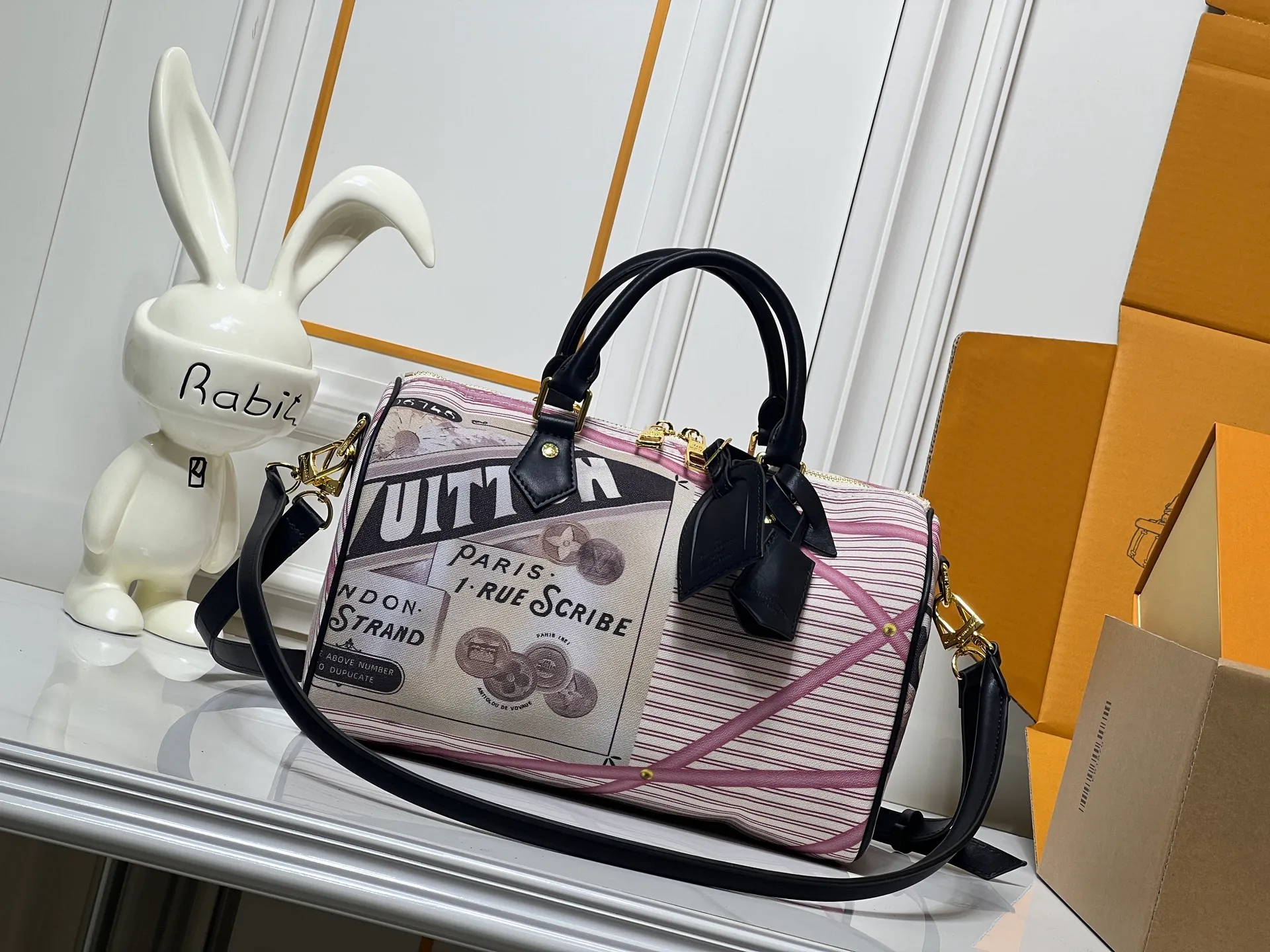Batch 320💰M18076 M15159 M25766 M13344 Catwalk model This Speedy Soft 30 is from the LV Travels With Grace Coddlington series. It is made of rich-toned cow leather with gold hardware and interesting embossed shapes. Removable name tag features Grace Coddington's handwriting. Size: 30X21X17 cm