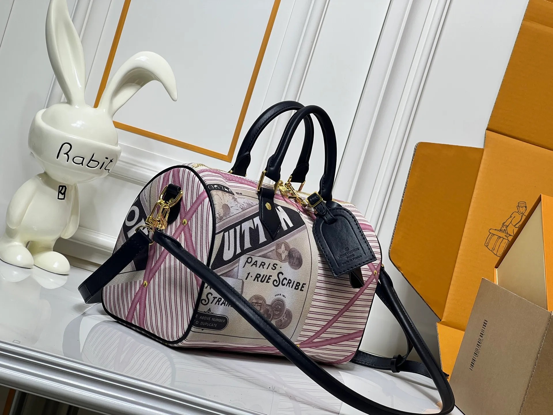 Batch 320💰M18076 M15159 M25766 M13344 Catwalk model This Speedy Soft 30 is from the LV Travels With Grace Coddlington series. It is made of rich-toned cow leather with gold hardware and interesting embossed shapes. Removable name tag features Grace Coddington's handwriting. Size: 30X21X17 cm