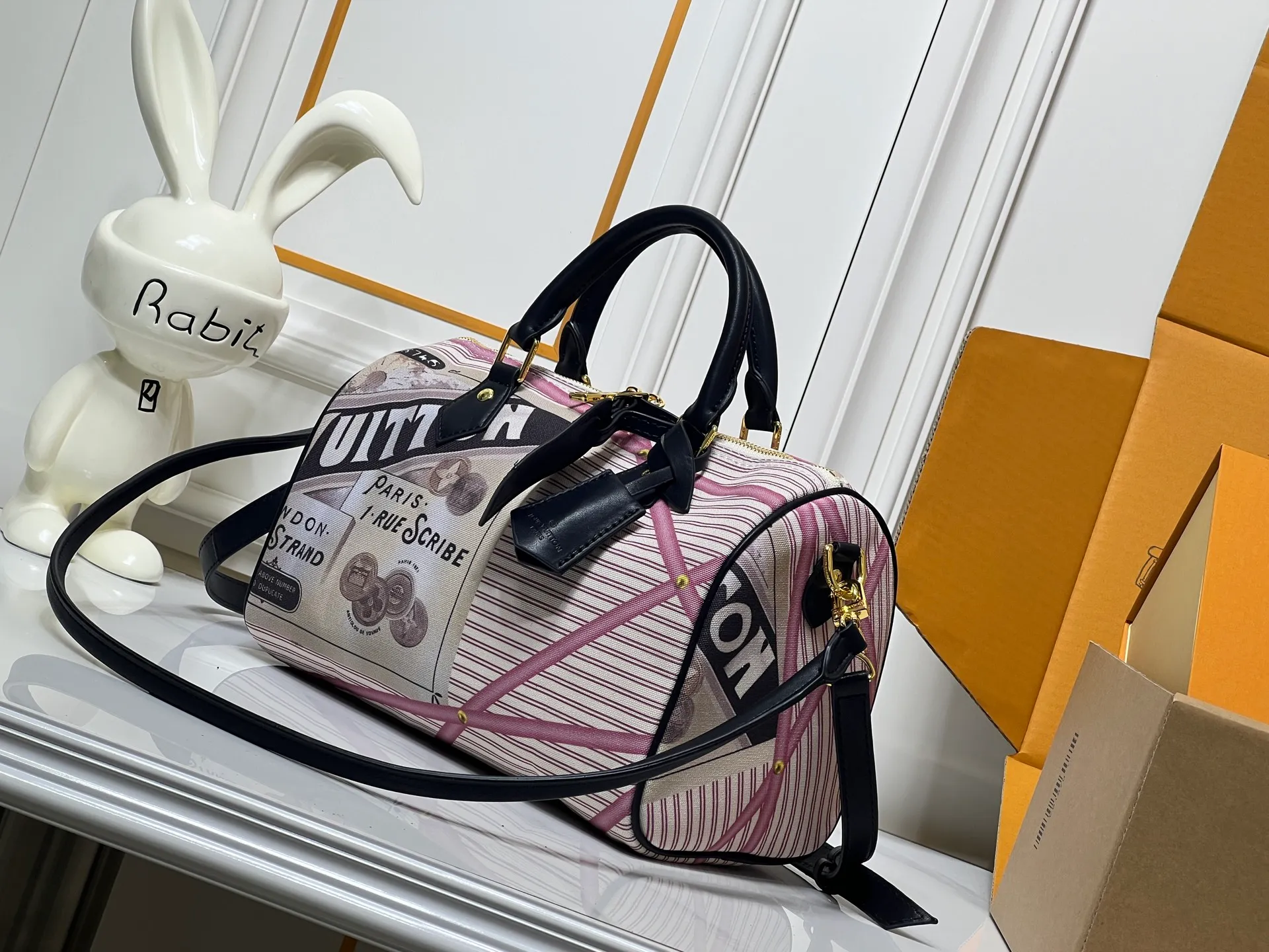 Batch 320💰M18076 M15159 M25766 M13344 Catwalk model This Speedy Soft 30 is from the LV Travels With Grace Coddlington series. It is made of rich-toned cow leather with gold hardware and interesting embossed shapes. Removable name tag features Grace Coddington's handwriting. Size: 30X21X17 cm