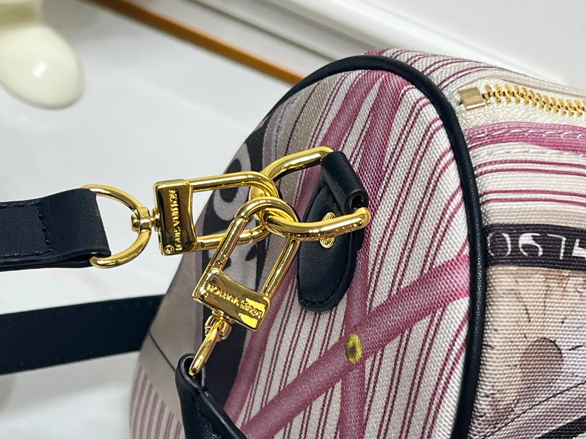 Batch 320💰M18076 M15159 M25766 M13344 Catwalk model This Speedy Soft 30 is from the LV Travels With Grace Coddlington series. It is made of rich-toned cow leather with gold hardware and interesting embossed shapes. Removable name tag features Grace Coddington's handwriting. Size: 30X21X17 cm