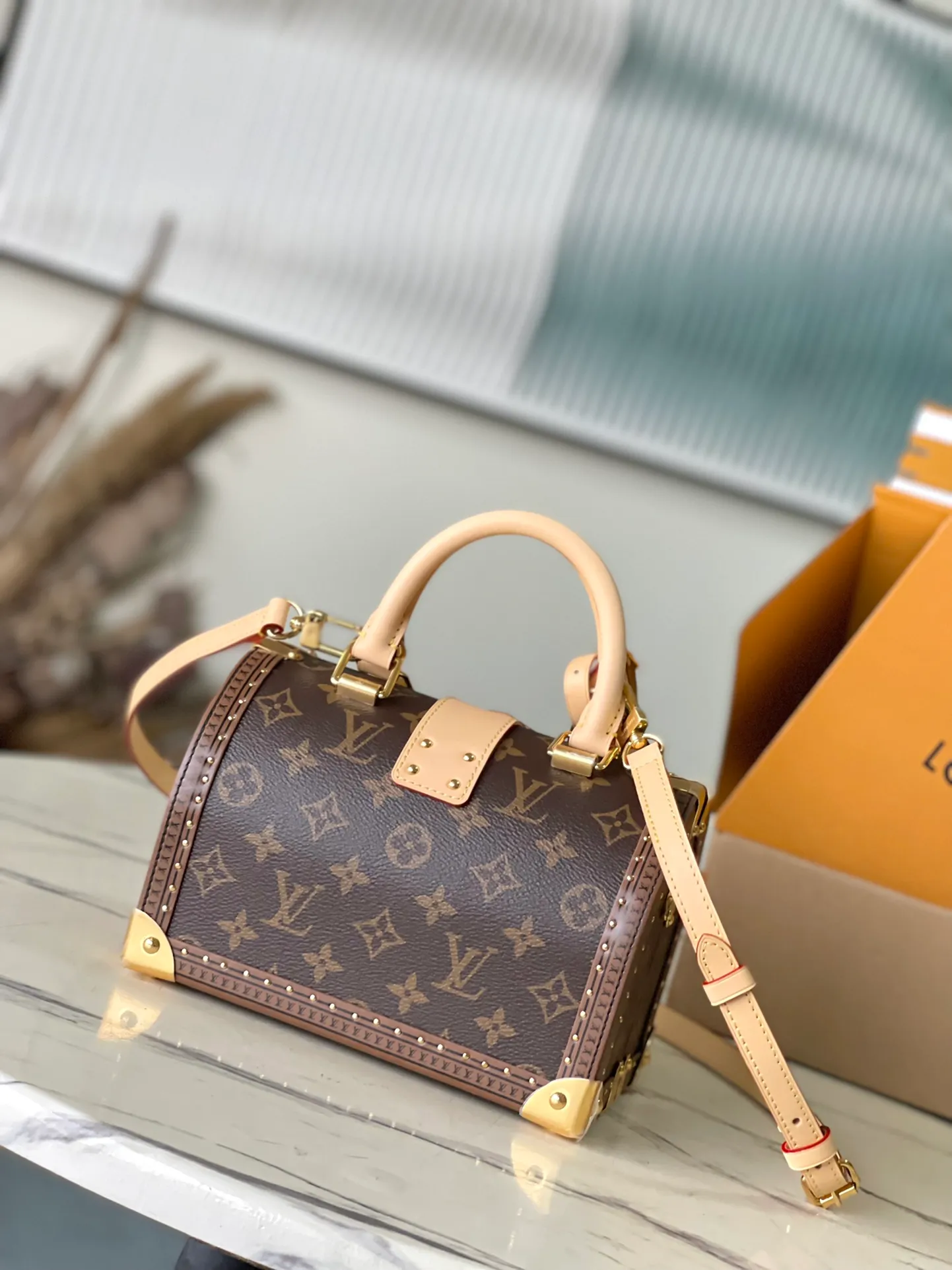 💰1800 (Steel Hardware) Top Original Order M11154 This lconic Speedy20 handbag incorporates all brand hard box elements, from trim to metal corners, every detail is presented. The detachable and adjustable shoulder strap embellishes the exquisite shape, adding an elegant addition to the hard case handbag family. Dimensions: 21 × 15 × 13 cm