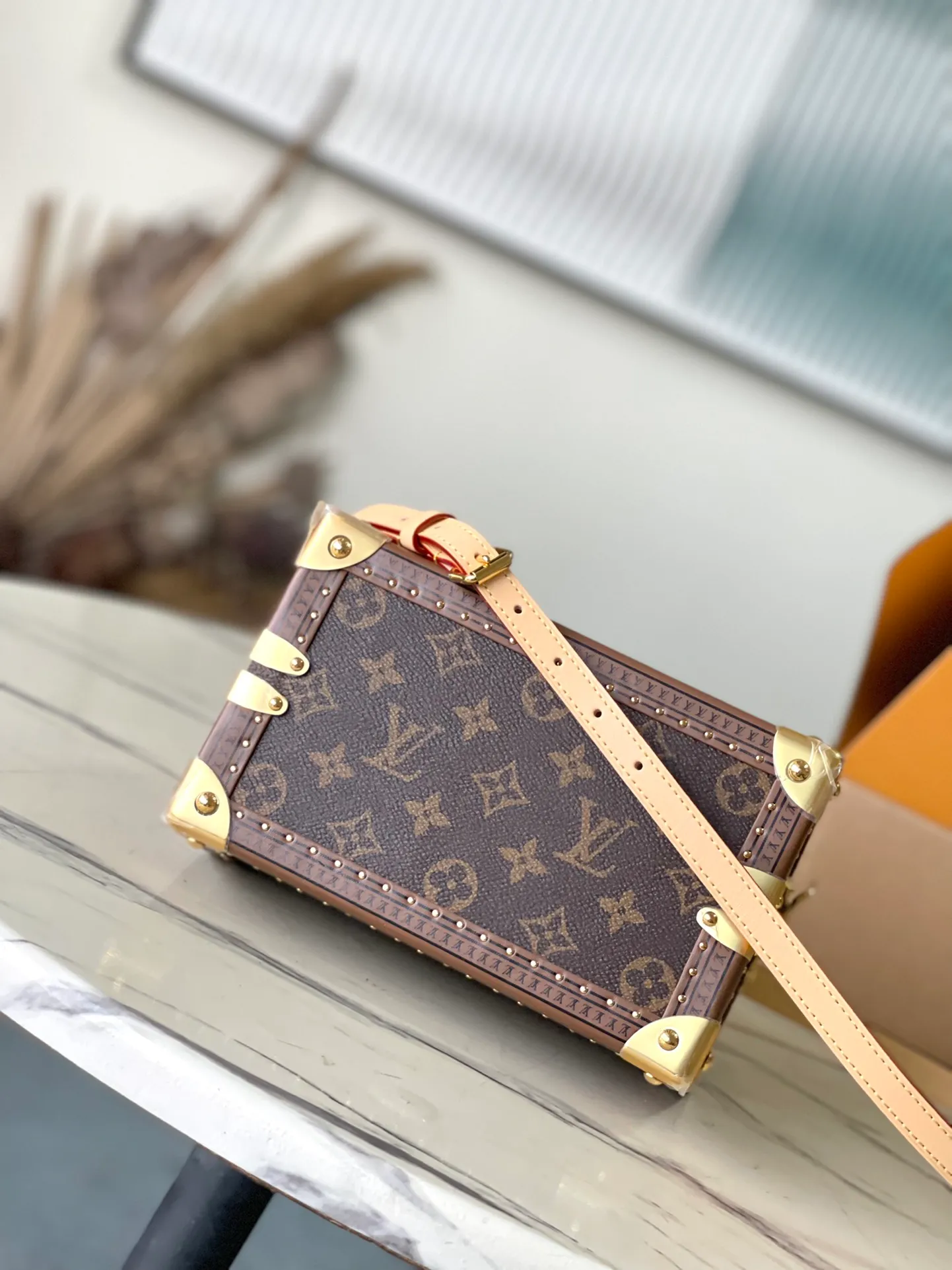 💰1800 (Steel Hardware) Top Original Order M11154 This lconic Speedy20 handbag incorporates all brand hard box elements, from trim to metal corners, every detail is presented. The detachable and adjustable shoulder strap embellishes the exquisite shape, adding an elegant addition to the hard case handbag family. Dimensions: 21 × 15 × 13 cm