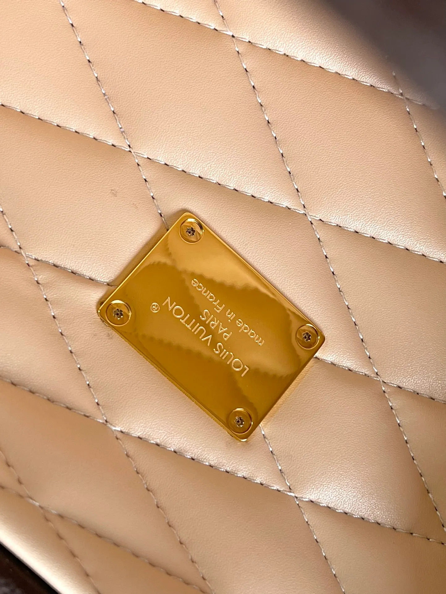 💰1800 (Steel Hardware) Top Original Order M11154 This lconic Speedy20 handbag incorporates all brand hard box elements, from trim to metal corners, every detail is presented. The detachable and adjustable shoulder strap embellishes the exquisite shape, adding an elegant addition to the hard case handbag family. Dimensions: 21 × 15 × 13 cm