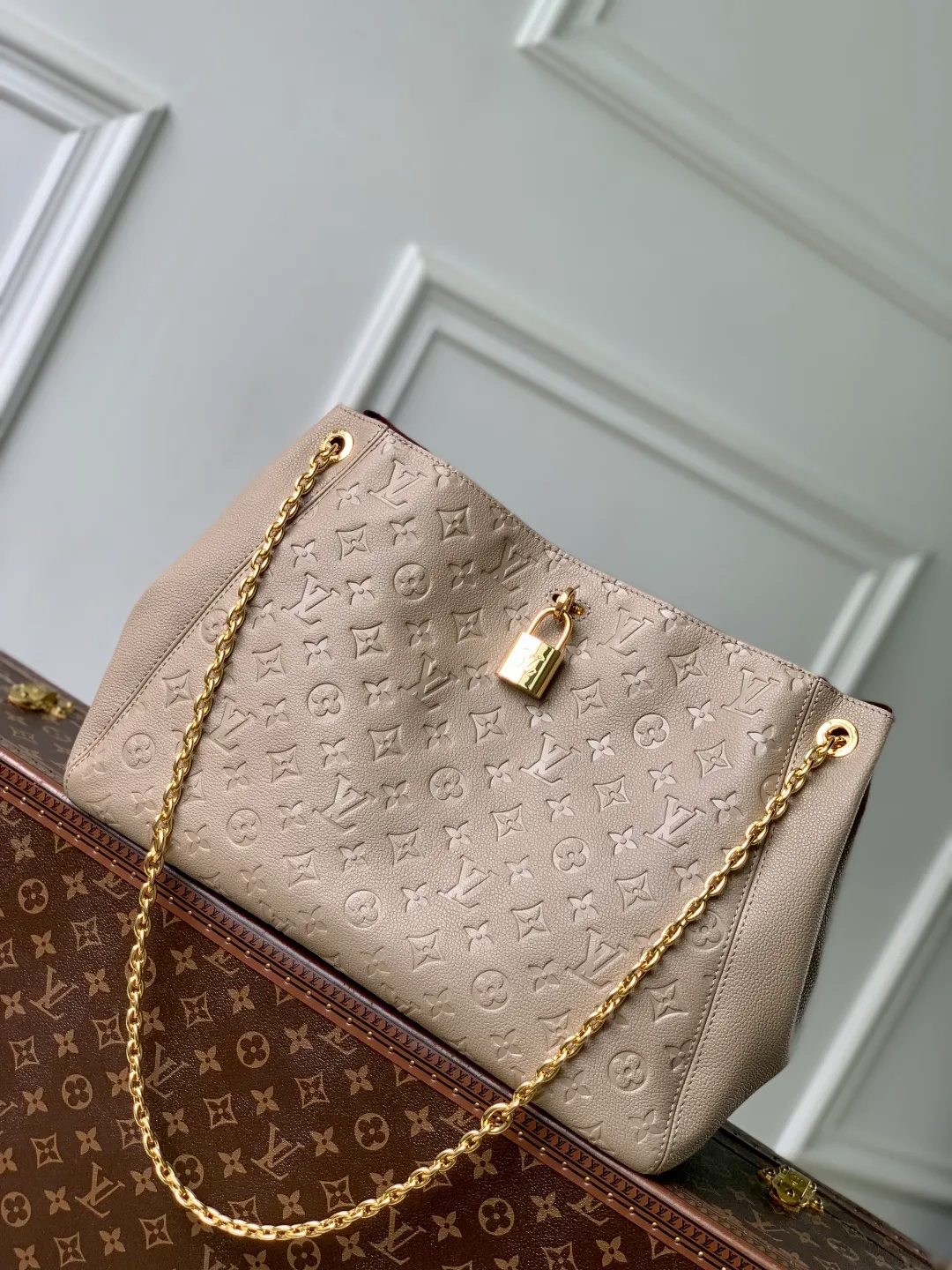 💰1300 (top layer leather) top original single M14658 gray, this Anytime medium handbag traces back to the Promenade handbag that was born in 1988, making it a good choice for daily commuting and weekend travel. The Monogram Empreinte leather bag is embellished with shiny metal hardware, and the LV padlock can be hung from the sliding chain shoulder strap, making it easy to explore a variety of styling possibilities and carrying methods. 27 x 14 x 42 cm (height x width x length)