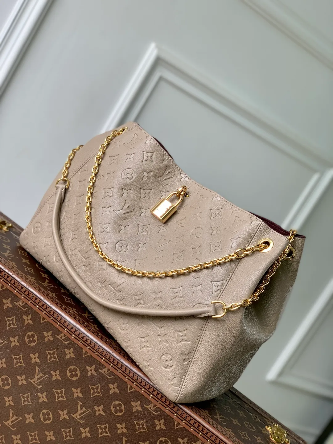 💰1300 (top layer leather) top original single M14658 gray, this Anytime medium handbag traces back to the Promenade handbag that was born in 1988, making it a good choice for daily commuting and weekend travel. The Monogram Empreinte leather bag is embellished with shiny metal hardware, and the LV padlock can be hung from the sliding chain shoulder strap, making it easy to explore a variety of styling possibilities and carrying methods. 27 x 14 x 42 cm (height x width x length)