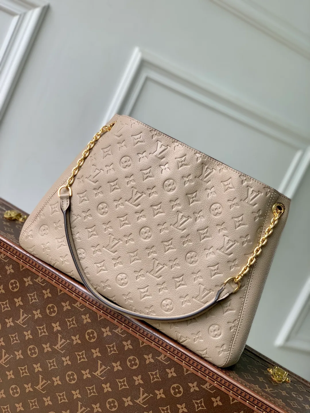 💰1300 (top layer leather) top original single M14658 gray, this Anytime medium handbag traces back to the Promenade handbag that was born in 1988, making it a good choice for daily commuting and weekend travel. The Monogram Empreinte leather bag is embellished with shiny metal hardware, and the LV padlock can be hung from the sliding chain shoulder strap, making it easy to explore a variety of styling possibilities and carrying methods. 27 x 14 x 42 cm (height x width x length)