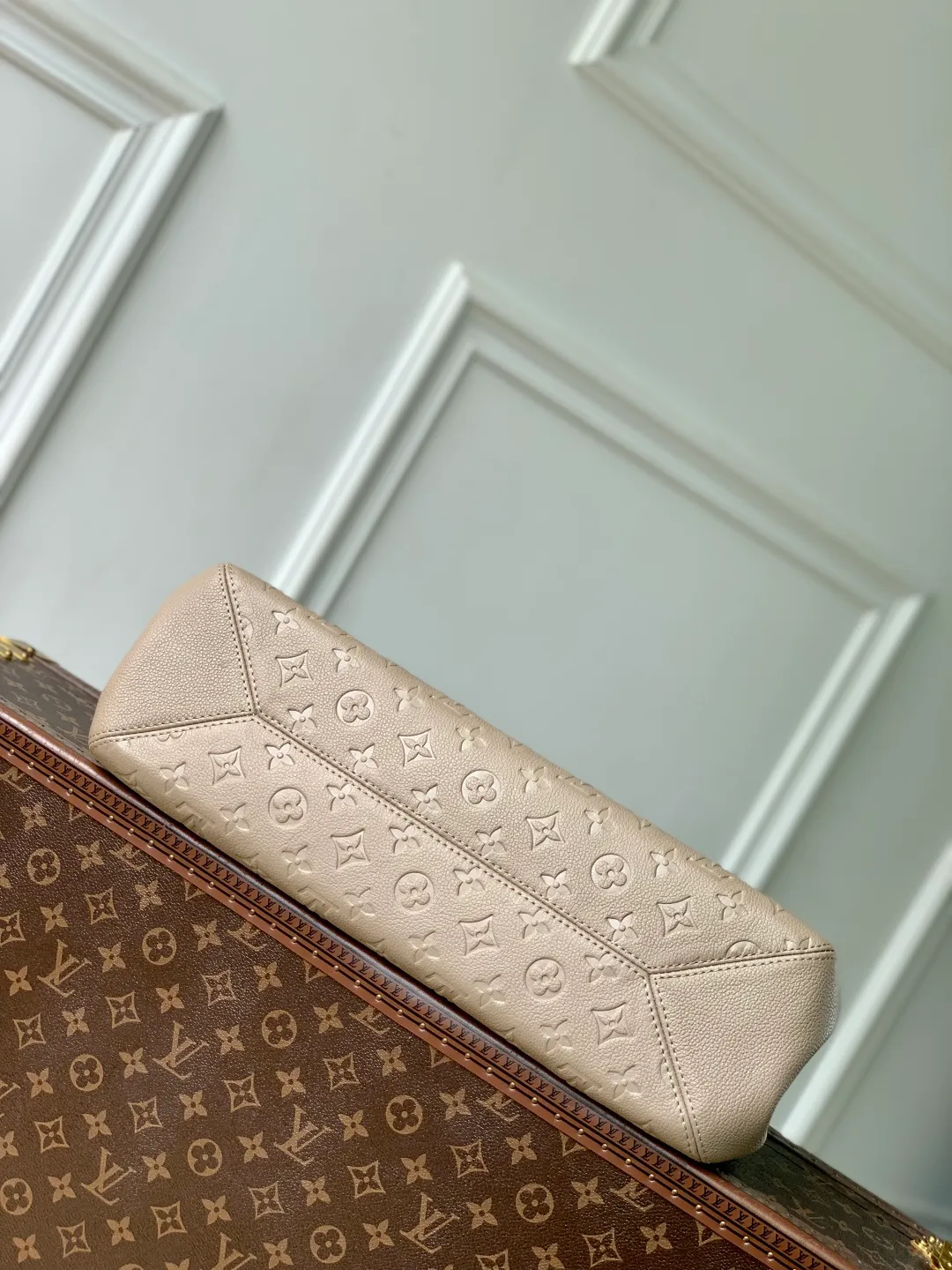 💰1300 (top layer leather) top original single M14658 gray, this Anytime medium handbag traces back to the Promenade handbag that was born in 1988, making it a good choice for daily commuting and weekend travel. The Monogram Empreinte leather bag is embellished with shiny metal hardware, and the LV padlock can be hung from the sliding chain shoulder strap, making it easy to explore a variety of styling possibilities and carrying methods. 27 x 14 x 42 cm (height x width x length)