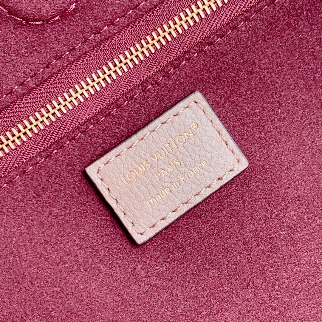 💰1300 (top layer leather) top original single M14658 gray, this Anytime medium handbag traces back to the Promenade handbag that was born in 1988, making it a good choice for daily commuting and weekend travel. The Monogram Empreinte leather bag is embellished with shiny metal hardware, and the LV padlock can be hung from the sliding chain shoulder strap, making it easy to explore a variety of styling possibilities and carrying methods. 27 x 14 x 42 cm (height x width x length)