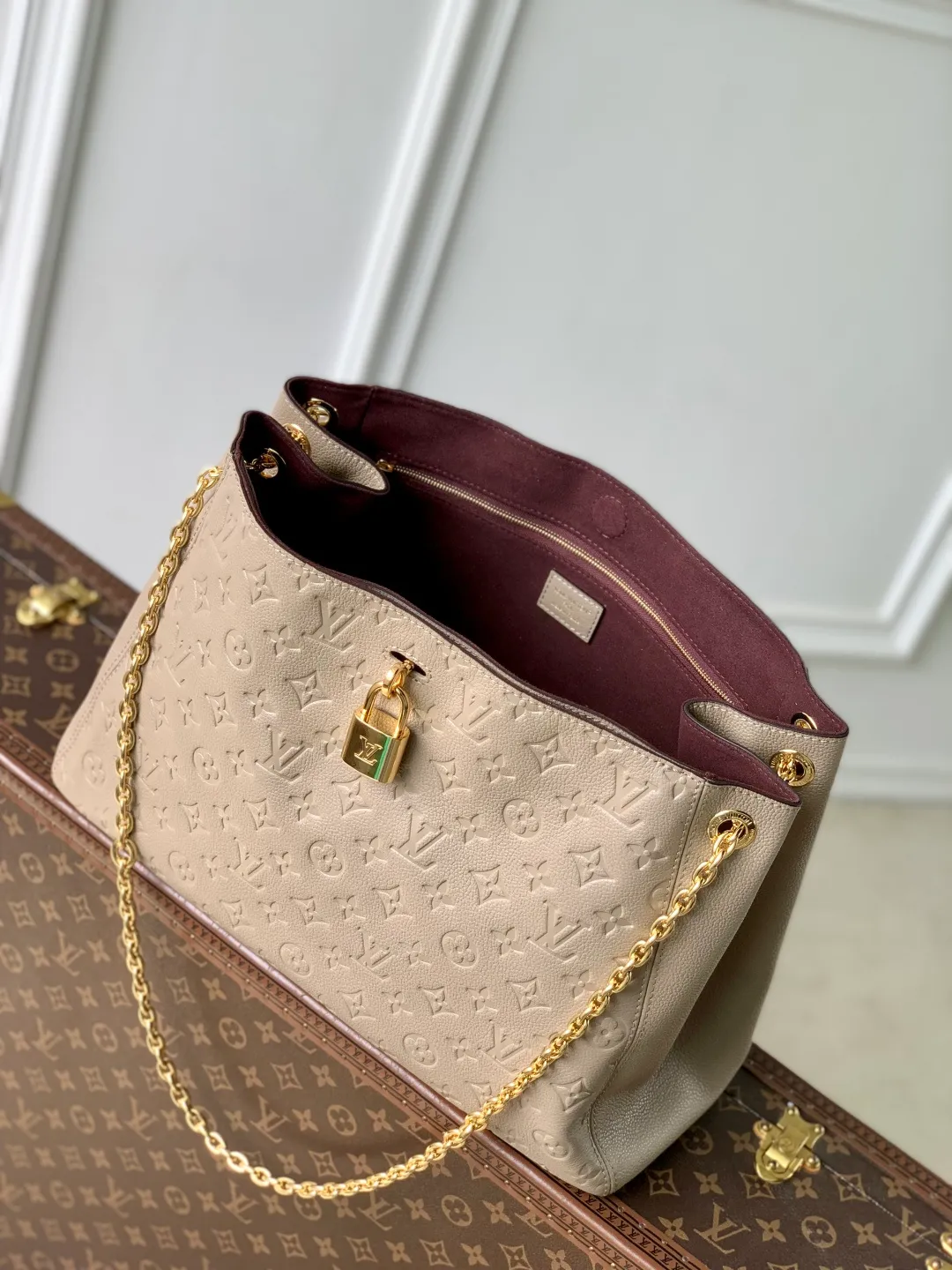 💰1300 (top layer leather) top original single M14658 gray, this Anytime medium handbag traces back to the Promenade handbag that was born in 1988, making it a good choice for daily commuting and weekend travel. The Monogram Empreinte leather bag is embellished with shiny metal hardware, and the LV padlock can be hung from the sliding chain shoulder strap, making it easy to explore a variety of styling possibilities and carrying methods. 27 x 14 x 42 cm (height x width x length)