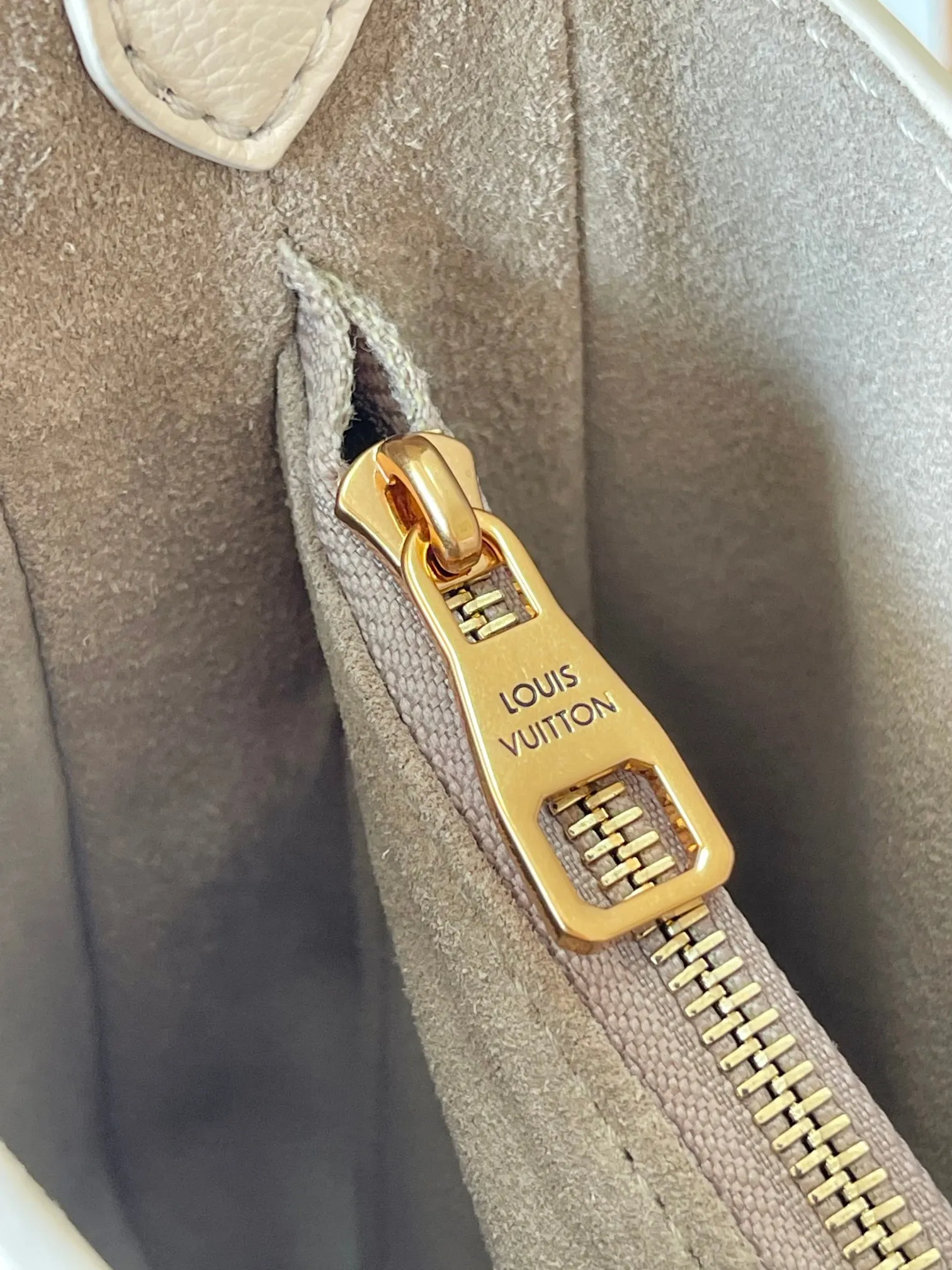 P2080 [Special grade MB chip version original leather] This Low Key Shoulder Bag once again proves the brand's exquisite craftsmanship with its gorgeous design. Soft cowhide leather is dip-dyed in a neutral color, with adjustable shoulder straps and suede lining for a sophisticated feel, while a classic LV padlock keeps your belongings safe. Model: M24990 white dynamic chip version Material: Grade A all-steel hardware, imported original fabric Packaging: full set of original factory duty-free MB packaging Size: 26*18*7CM