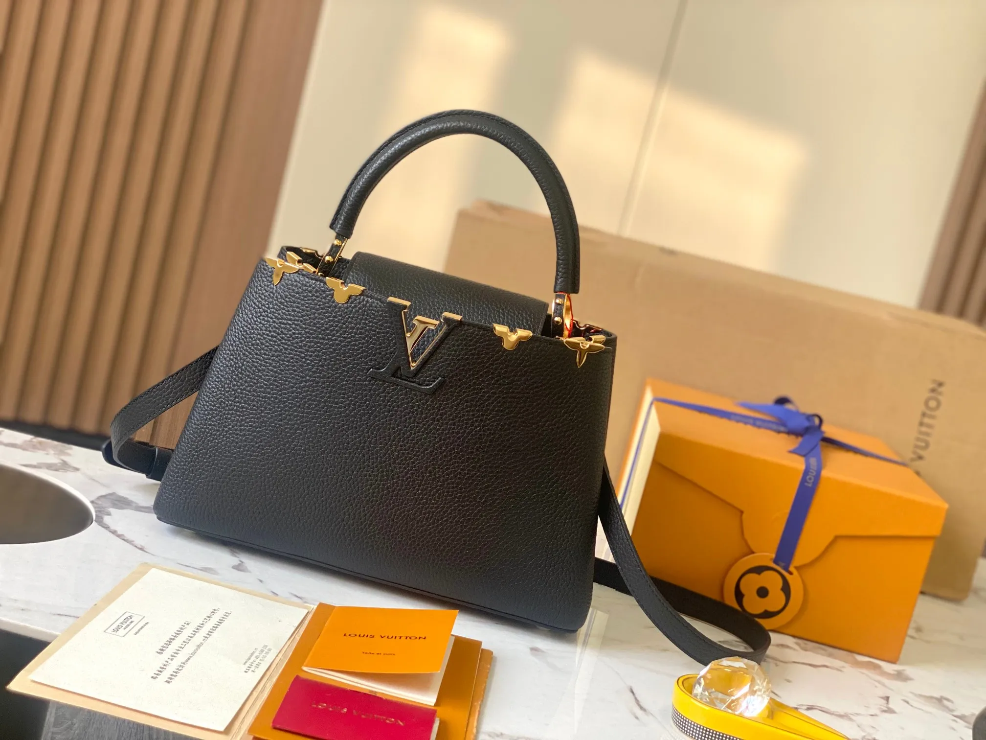 P2700 [Special quality original leather💋 M23332 black upgraded hardware] Capucines medium handbag, this Capucines Flower Crown handbag is made of full-grain Taurillon leather embellished with Monogram flowers. Each flower is made of exquisite shells. The LV logo and flowers echo each other, giving this feminine handbag a jewel-like luster. Use the detachable shoulder strap cleverly to switch between shoulder and crossbody styles! Size: 31.5 * 20 * 11Cm