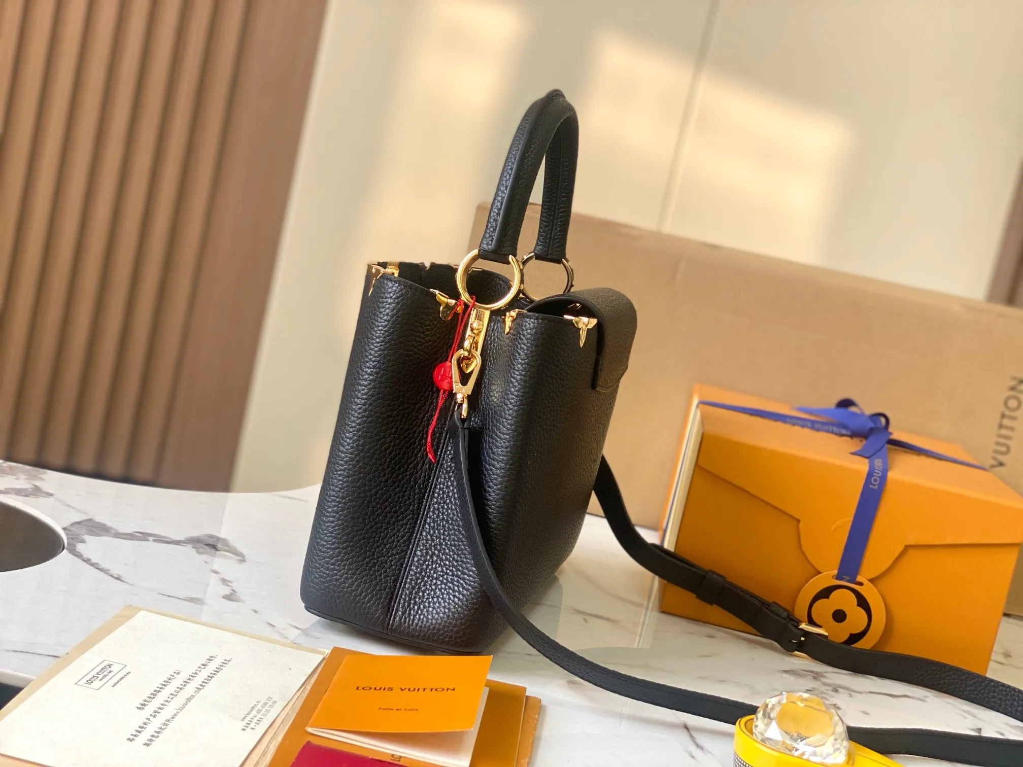 P2700 [Special quality original leather💋 M23332 black upgraded hardware] Capucines medium handbag, this Capucines Flower Crown handbag is made of full-grain Taurillon leather embellished with Monogram flowers. Each flower is made of exquisite shells. The LV logo and flowers echo each other, giving this feminine handbag a jewel-like luster. Use the detachable shoulder strap cleverly to switch between shoulder and crossbody styles! Size: 31.5 * 20 * 11Cm