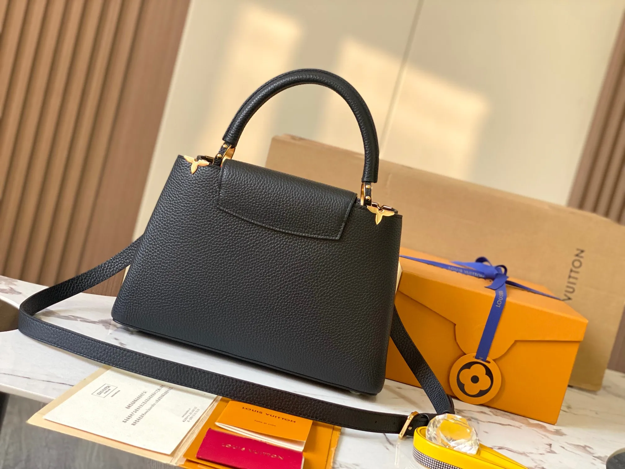 P2700 [Special quality original leather💋 M23332 black upgraded hardware] Capucines medium handbag, this Capucines Flower Crown handbag is made of full-grain Taurillon leather embellished with Monogram flowers. Each flower is made of exquisite shells. The LV logo and flowers echo each other, giving this feminine handbag a jewel-like luster. Use the detachable shoulder strap cleverly to switch between shoulder and crossbody styles! Size: 31.5 * 20 * 11Cm