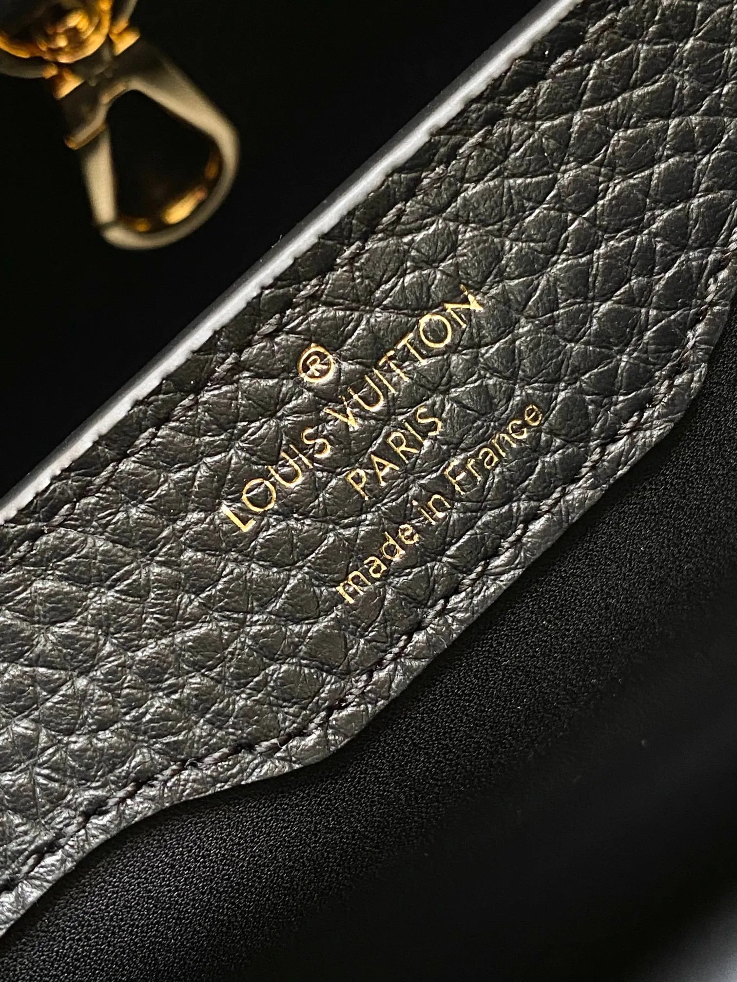 P2700 [Special quality original leather💋 M23332 black upgraded hardware] Capucines medium handbag, this Capucines Flower Crown handbag is made of full-grain Taurillon leather embellished with Monogram flowers. Each flower is made of exquisite shells. The LV logo and flowers echo each other, giving this feminine handbag a jewel-like luster. Use the detachable shoulder strap cleverly to switch between shoulder and crossbody styles! Size: 31.5 * 20 * 11Cm