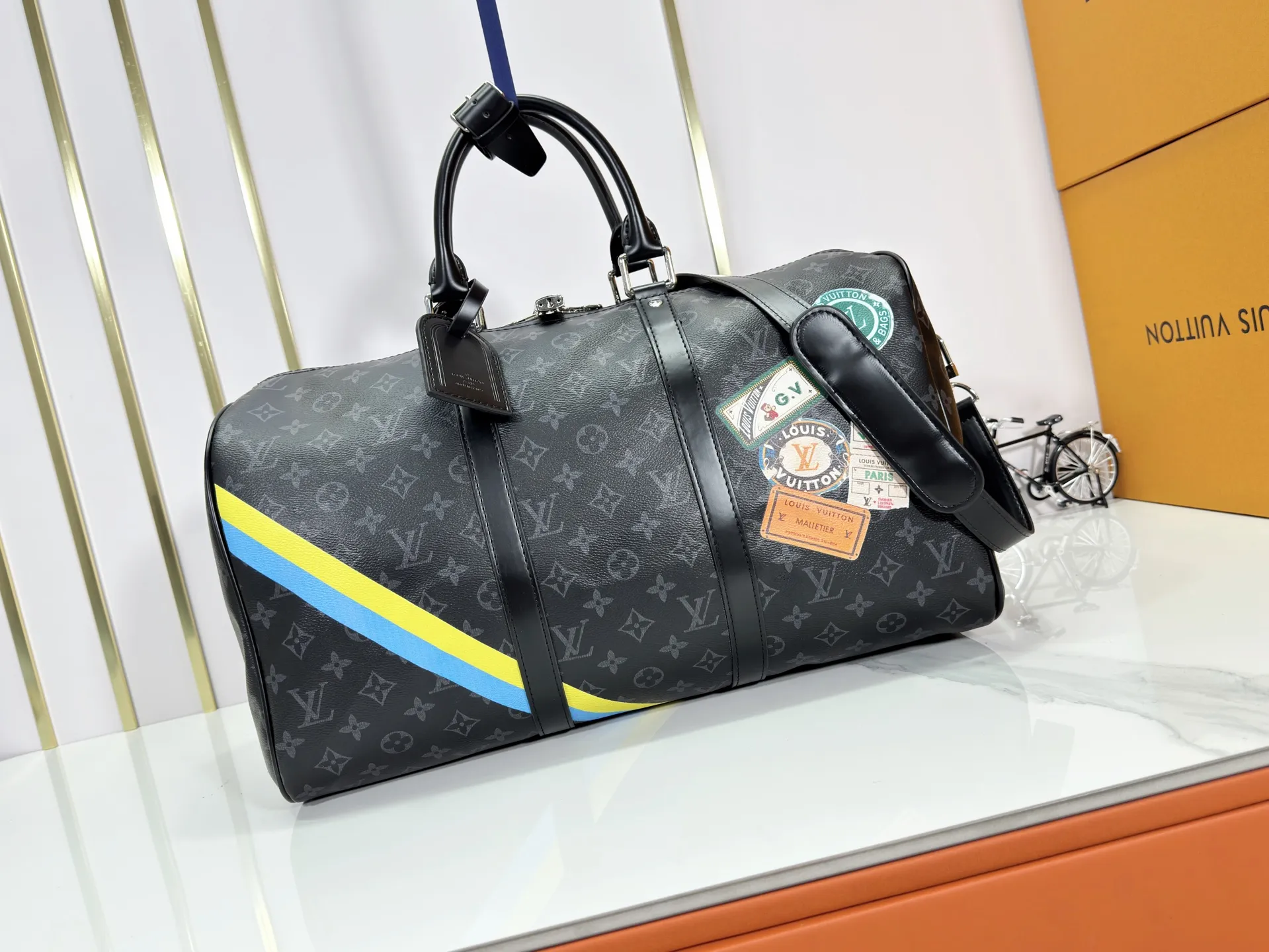 P340 upgraded original M01949 M41418 M40569 M45604 M40605 Keepall 45 travel bag, made of the new iconic black and gray Monogram Eclipse canvas. Since 1930, the Keepall series of bags has accompanied generations of travelers traveling around the world. Featuring multiple comfortable leather handles, a strap for casual cross-body carry and a shiny padlock, this updated travel bag is the ideal companion for short trips. Dimensions: 45.0 x 27.0 x 20.0 cm
