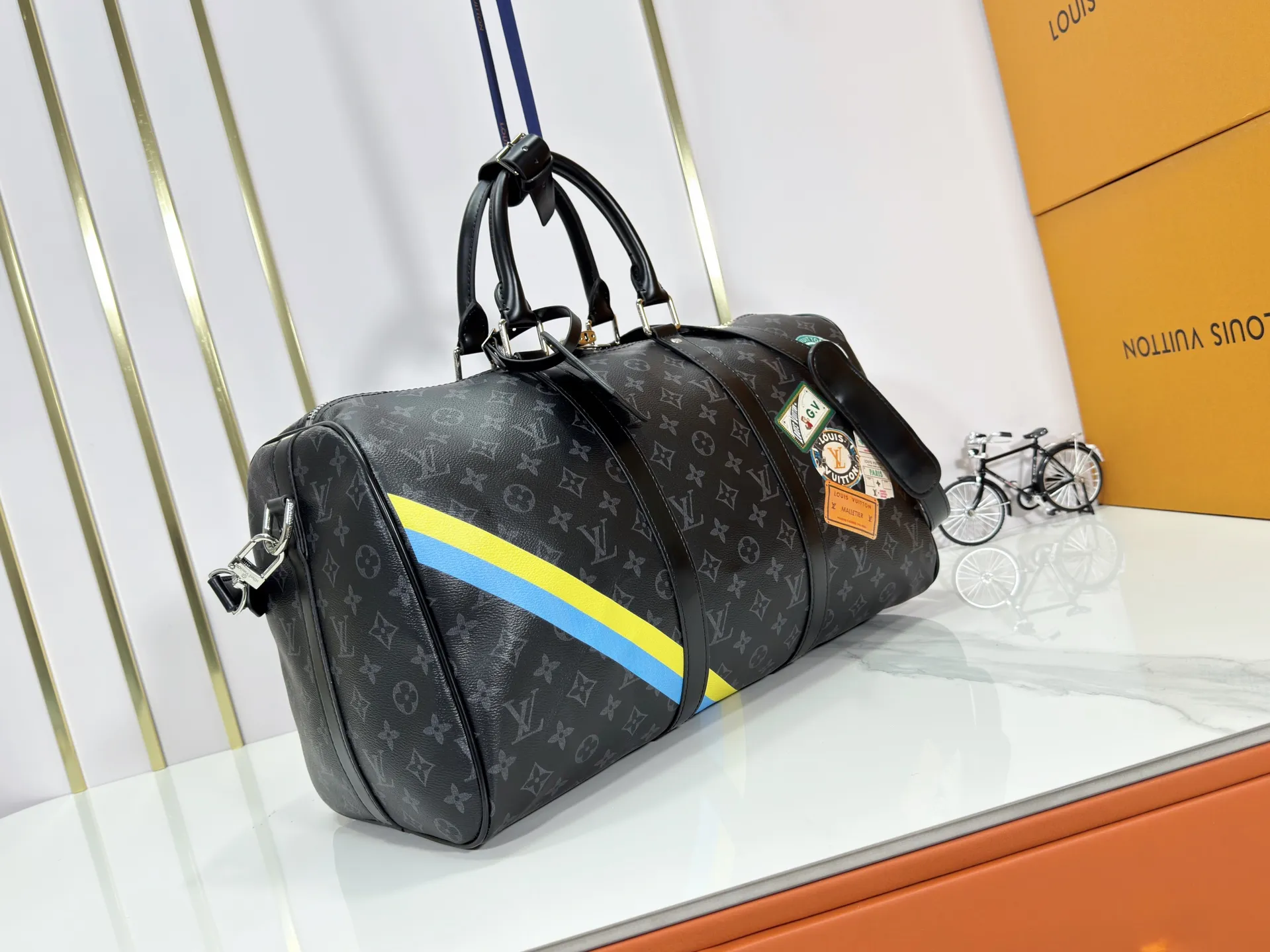 P340 upgraded original M01949 M41418 M40569 M45604 M40605 Keepall 45 travel bag, made of the new iconic black and gray Monogram Eclipse canvas. Since 1930, the Keepall series of bags has accompanied generations of travelers traveling around the world. Featuring multiple comfortable leather handles, a strap for casual cross-body carry and a shiny padlock, this updated travel bag is the ideal companion for short trips. Dimensions: 45.0 x 27.0 x 20.0 cm