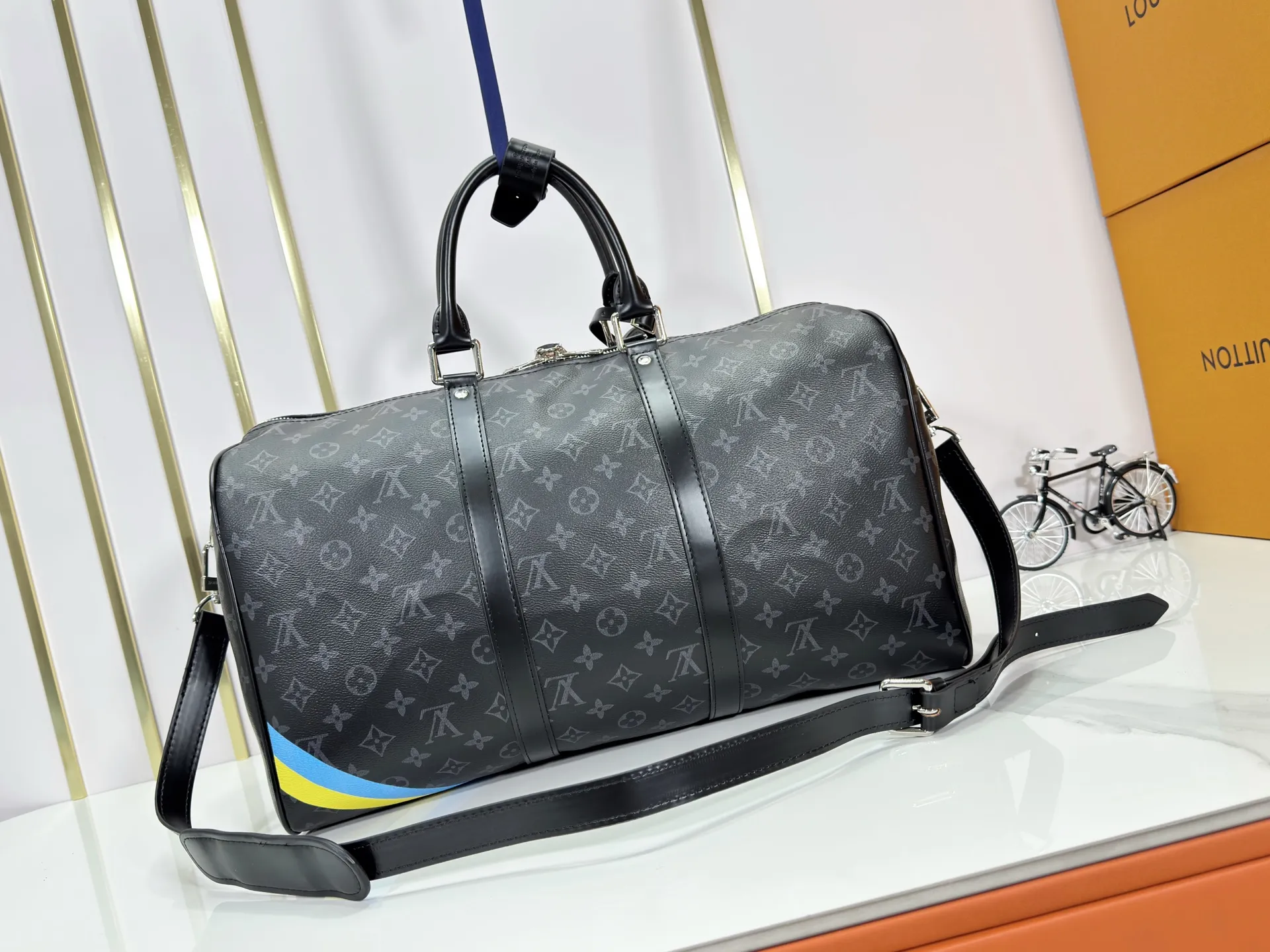 P340 upgraded original M01949 M41418 M40569 M45604 M40605 Keepall 45 travel bag, made of the new iconic black and gray Monogram Eclipse canvas. Since 1930, the Keepall series of bags has accompanied generations of travelers traveling around the world. Featuring multiple comfortable leather handles, a strap for casual cross-body carry and a shiny padlock, this updated travel bag is the ideal companion for short trips. Dimensions: 45.0 x 27.0 x 20.0 cm