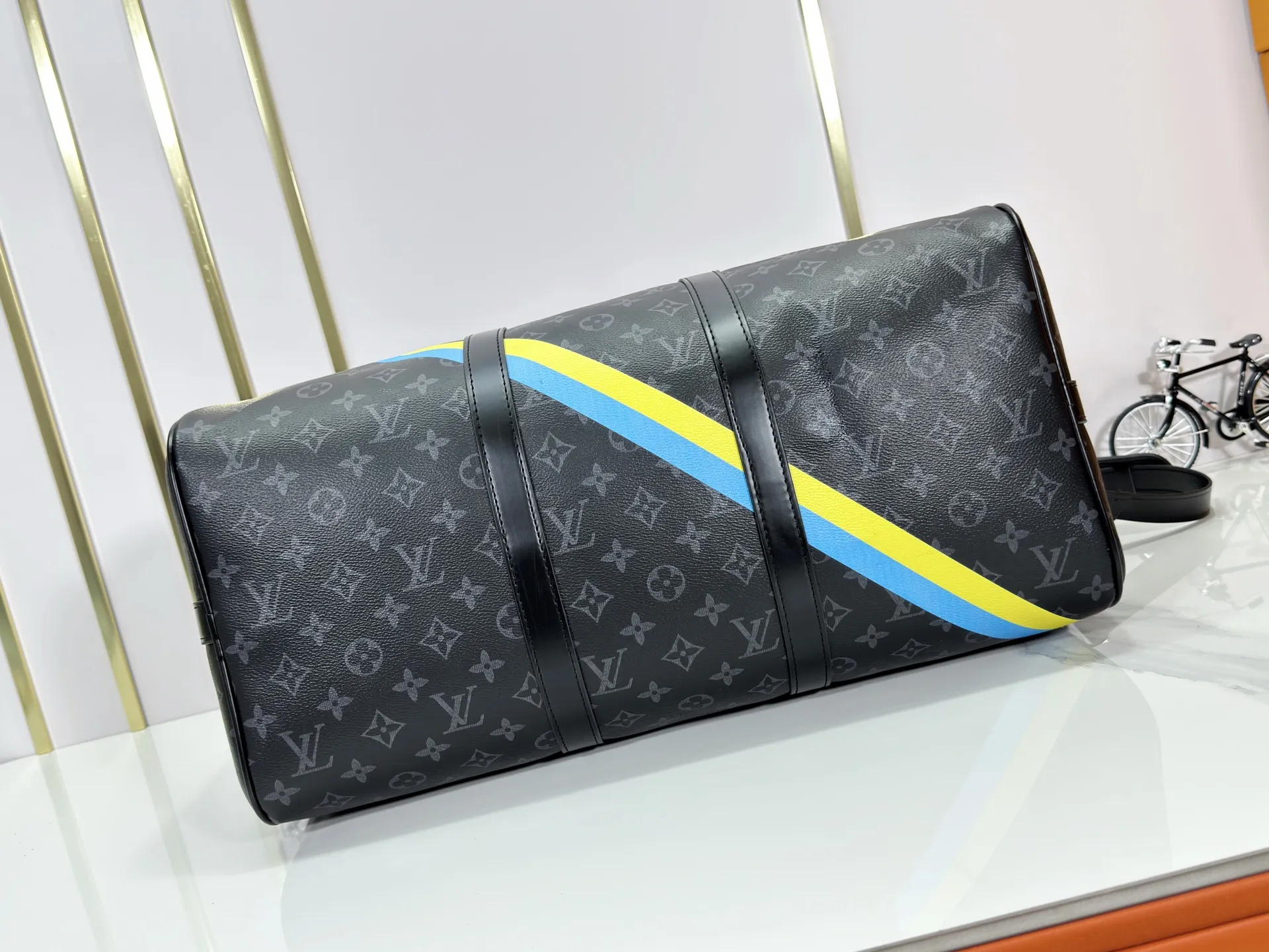 P340 upgraded original M01949 M41418 M40569 M45604 M40605 Keepall 45 travel bag, made of the new iconic black and gray Monogram Eclipse canvas. Since 1930, the Keepall series of bags has accompanied generations of travelers traveling around the world. Featuring multiple comfortable leather handles, a strap for casual cross-body carry and a shiny padlock, this updated travel bag is the ideal companion for short trips. Dimensions: 45.0 x 27.0 x 20.0 cm