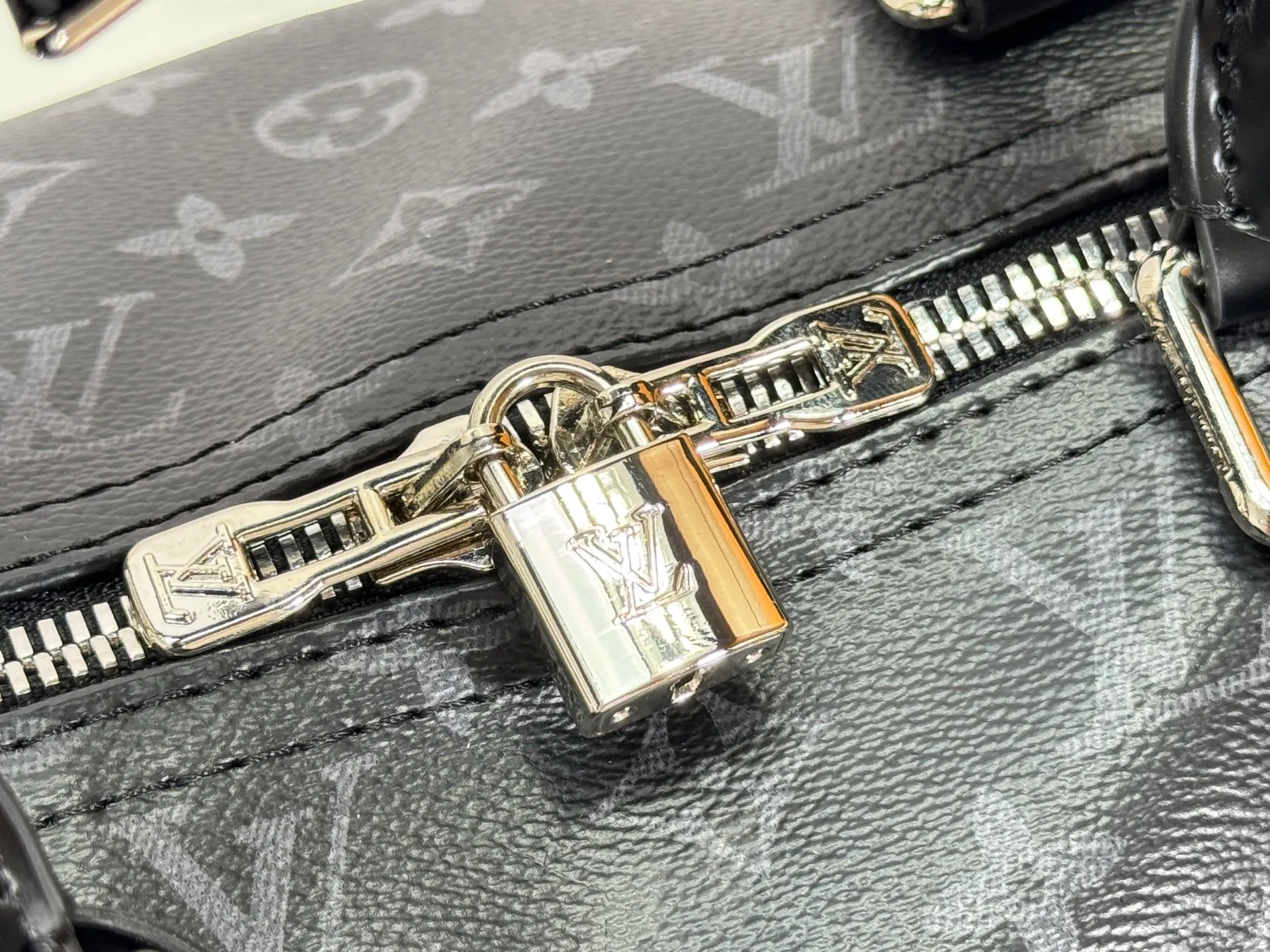 P340 upgraded original M01949 M41418 M40569 M45604 M40605 Keepall 45 travel bag, made of the new iconic black and gray Monogram Eclipse canvas. Since 1930, the Keepall series of bags has accompanied generations of travelers traveling around the world. Featuring multiple comfortable leather handles, a strap for casual cross-body carry and a shiny padlock, this updated travel bag is the ideal companion for short trips. Dimensions: 45.0 x 27.0 x 20.0 cm