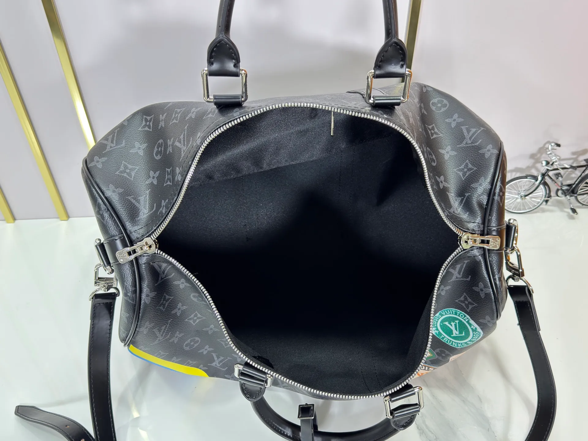 P340 upgraded original M01949 M41418 M40569 M45604 M40605 Keepall 45 travel bag, made of the new iconic black and gray Monogram Eclipse canvas. Since 1930, the Keepall series of bags has accompanied generations of travelers traveling around the world. Featuring multiple comfortable leather handles, a strap for casual cross-body carry and a shiny padlock, this updated travel bag is the ideal companion for short trips. Dimensions: 45.0 x 27.0 x 20.0 cm