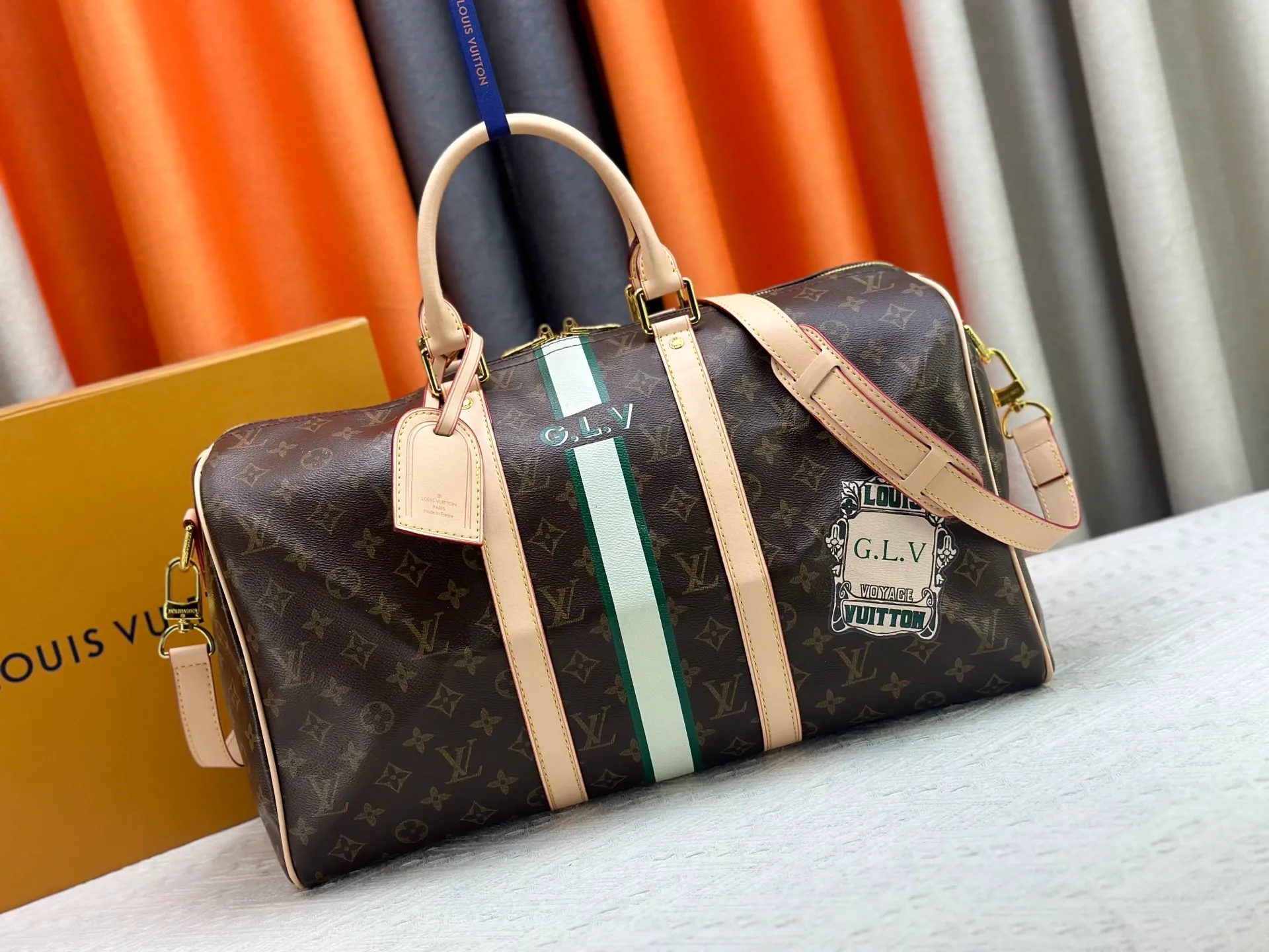 P340 upgraded original M01949 M41418 M40569 M45604 M40605 Keepall 45 travel bag, made of the new iconic black and gray Monogram Eclipse canvas. Since 1930, the Keepall series of bags has accompanied generations of travelers traveling around the world. Featuring multiple comfortable leather handles, a strap for casual cross-body carry and a shiny padlock, this updated travel bag is the ideal companion for short trips. Dimensions: 45.0 x 27.0 x 20.0 cm