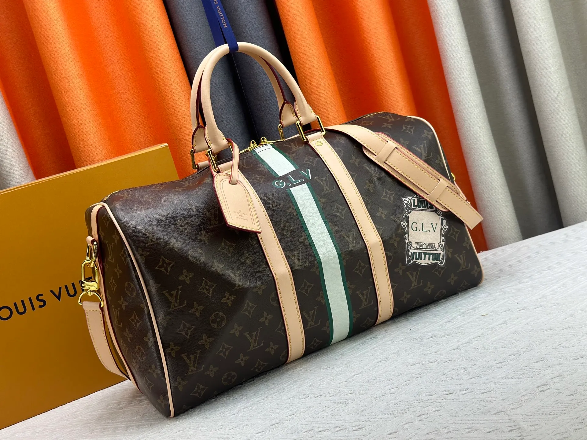 P340 upgraded original M01949 M41418 M40569 M45604 M40605 Keepall 45 travel bag, made of the new iconic black and gray Monogram Eclipse canvas. Since 1930, the Keepall series of bags has accompanied generations of travelers traveling around the world. Featuring multiple comfortable leather handles, a strap for casual cross-body carry and a shiny padlock, this updated travel bag is the ideal companion for short trips. Dimensions: 45.0 x 27.0 x 20.0 cm