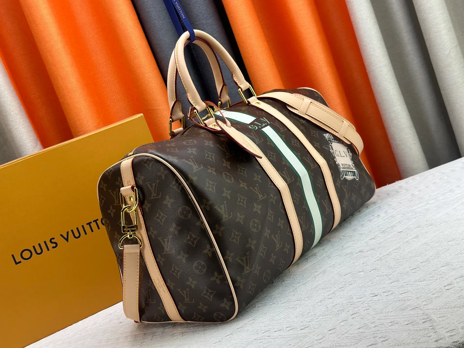 P340 upgraded original M01949 M41418 M40569 M45604 M40605 Keepall 45 travel bag, made of the new iconic black and gray Monogram Eclipse canvas. Since 1930, the Keepall series of bags has accompanied generations of travelers traveling around the world. Featuring multiple comfortable leather handles, a strap for casual cross-body carry and a shiny padlock, this updated travel bag is the ideal companion for short trips. Dimensions: 45.0 x 27.0 x 20.0 cm