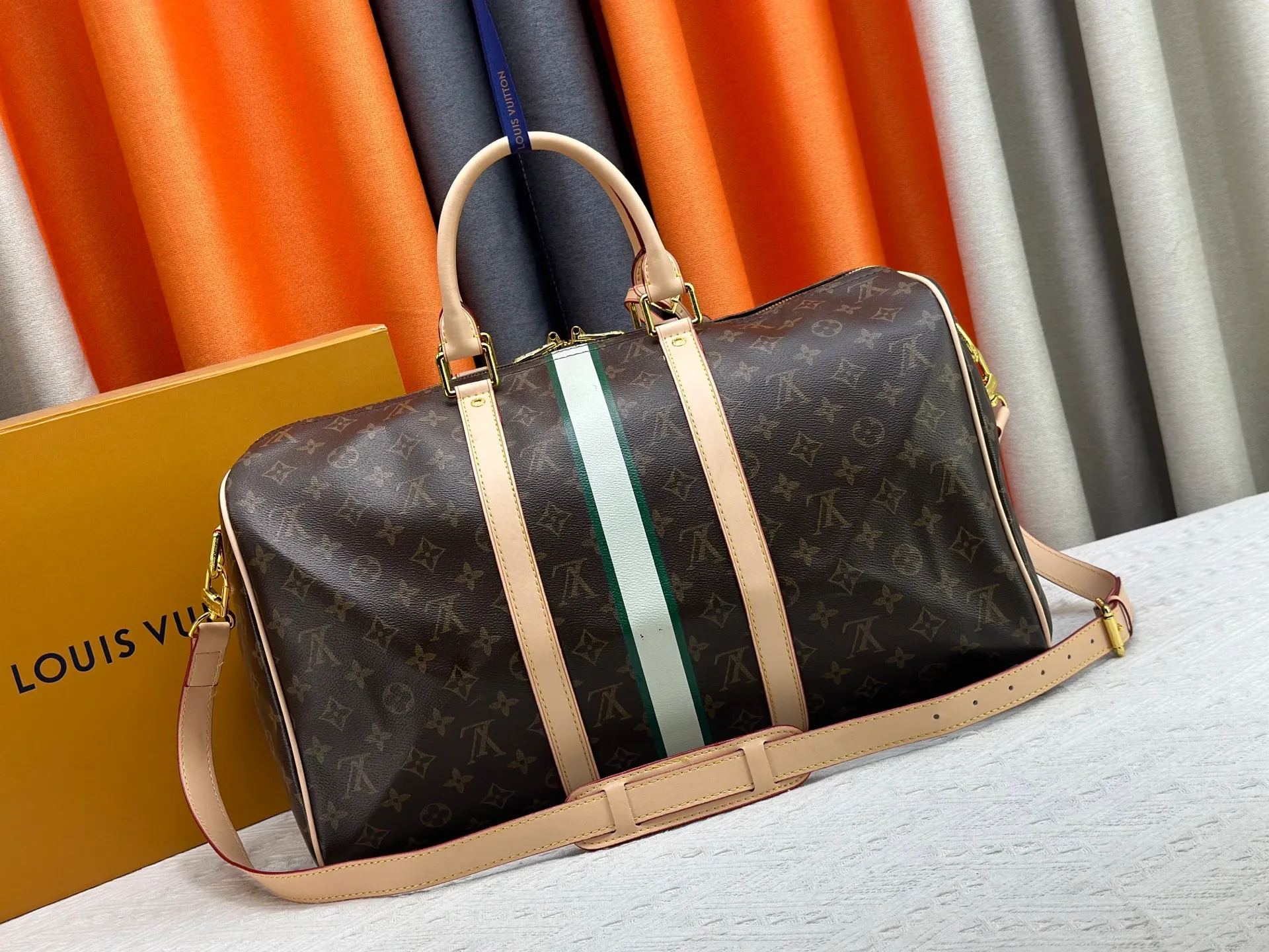 P340 upgraded original M01949 M41418 M40569 M45604 M40605 Keepall 45 travel bag, made of the new iconic black and gray Monogram Eclipse canvas. Since 1930, the Keepall series of bags has accompanied generations of travelers traveling around the world. Featuring multiple comfortable leather handles, a strap for casual cross-body carry and a shiny padlock, this updated travel bag is the ideal companion for short trips. Dimensions: 45.0 x 27.0 x 20.0 cm
