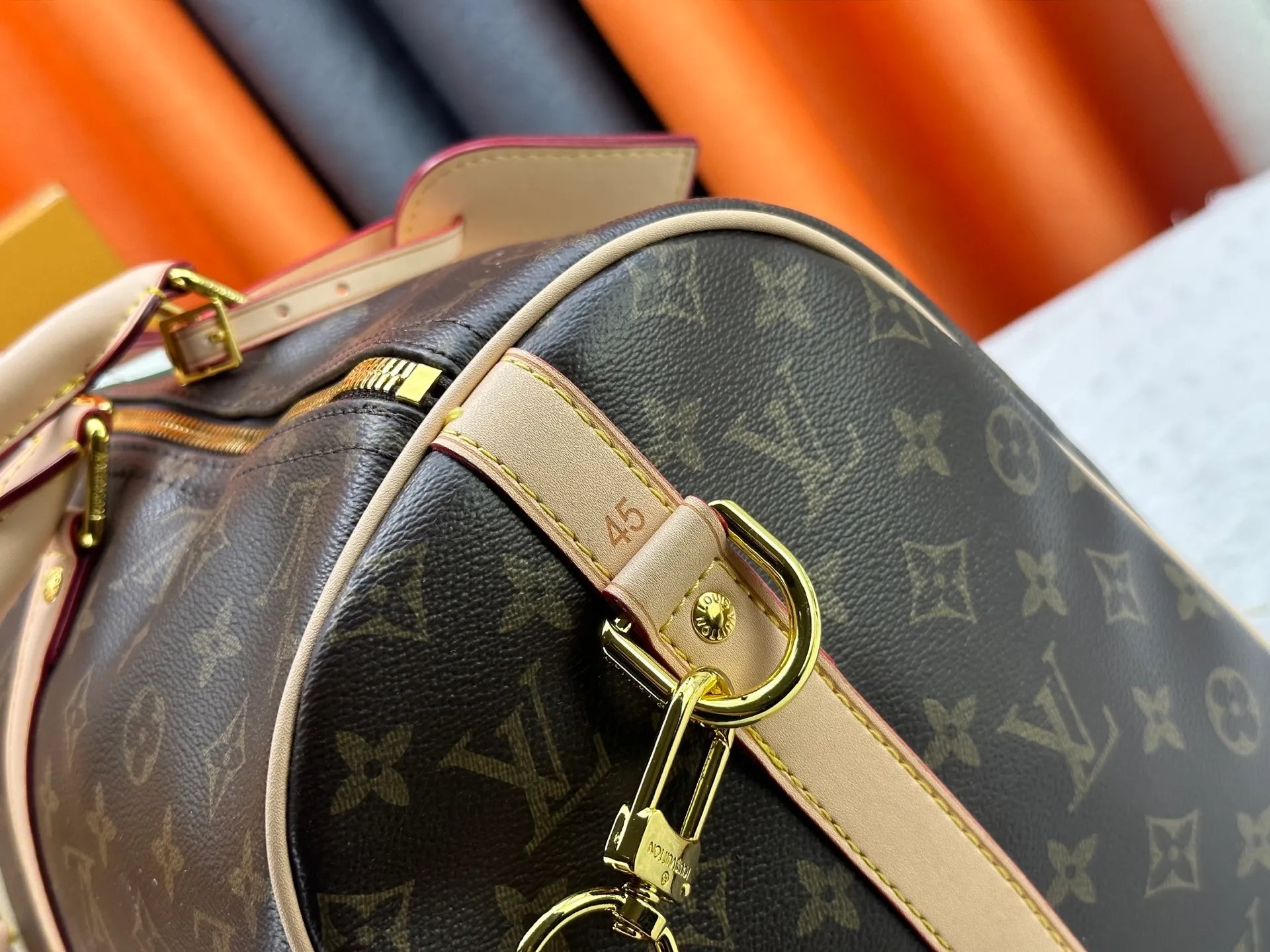 P340 upgraded original M01949 M41418 M40569 M45604 M40605 Keepall 45 travel bag, made of the new iconic black and gray Monogram Eclipse canvas. Since 1930, the Keepall series of bags has accompanied generations of travelers traveling around the world. Featuring multiple comfortable leather handles, a strap for casual cross-body carry and a shiny padlock, this updated travel bag is the ideal companion for short trips. Dimensions: 45.0 x 27.0 x 20.0 cm