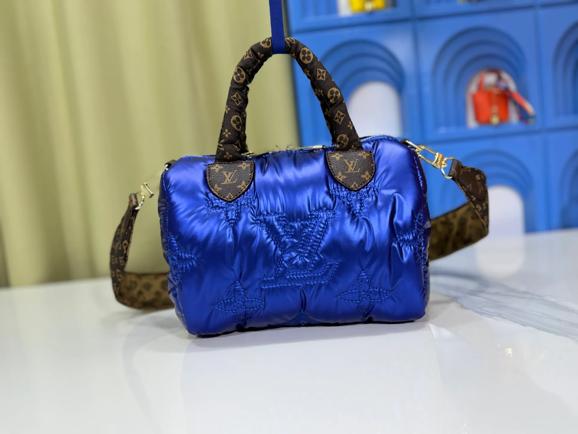P240 upgraded original M21061 M20937 M59008 This LV Pillow Speedy Bandoulière 25 handbag injects a cool attitude into the brand's classic configuration. Recycled padded nylon has a matte sheen, with Monogram embroidery and Mini Monogram canvas trim. The top handle and shoulder strap are both padded, making it softer, warmer and more comfortable to carry. Dimensions: 25.0 x 19.0 x 15.0 cm (length x height x width)
