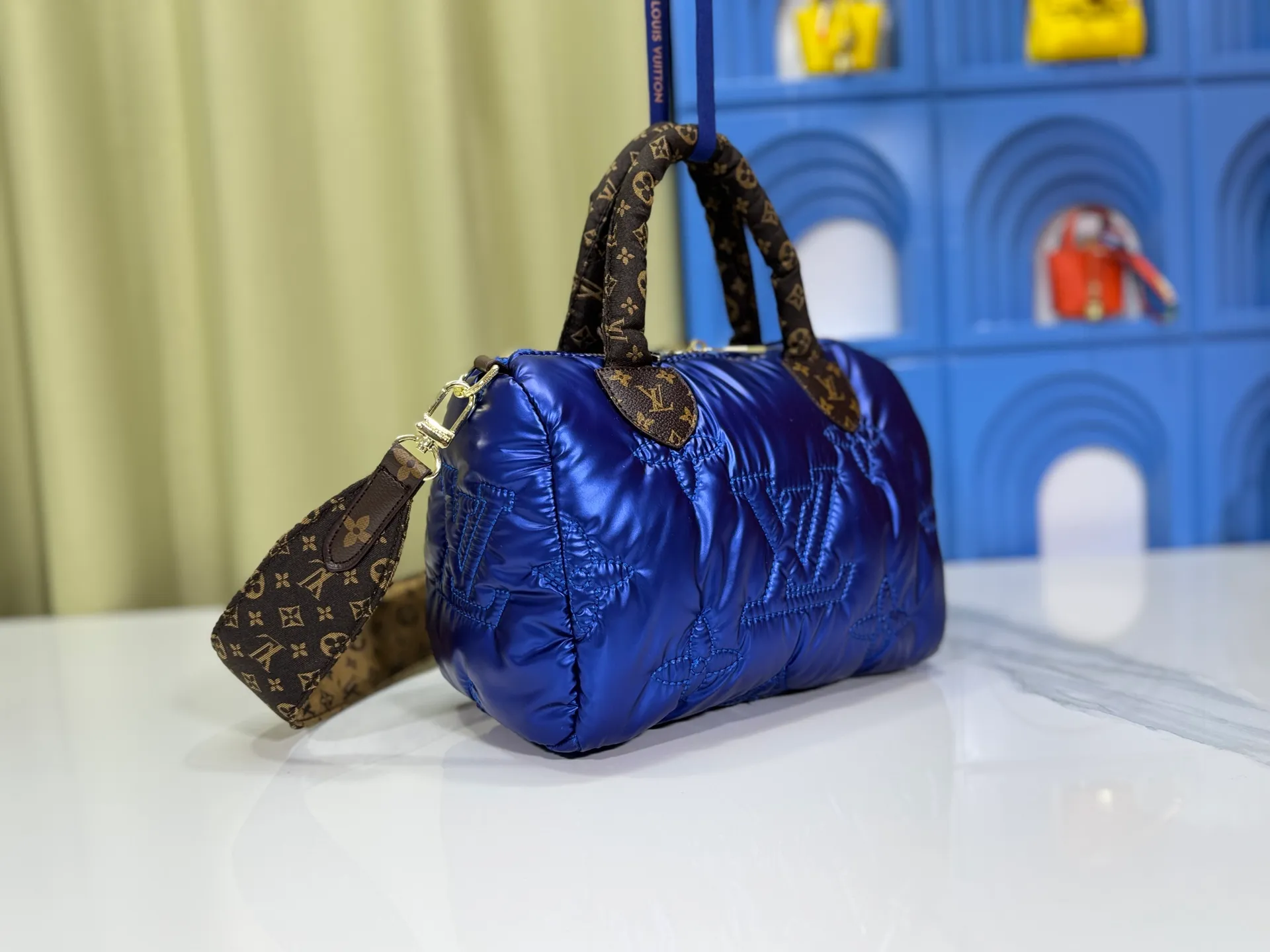P240 upgraded original M21061 M20937 M59008 This LV Pillow Speedy Bandoulière 25 handbag injects a cool attitude into the brand's classic configuration. Recycled padded nylon has a matte sheen, with Monogram embroidery and Mini Monogram canvas trim. The top handle and shoulder strap are both padded, making it softer, warmer and more comfortable to carry. Dimensions: 25.0 x 19.0 x 15.0 cm (length x height x width)