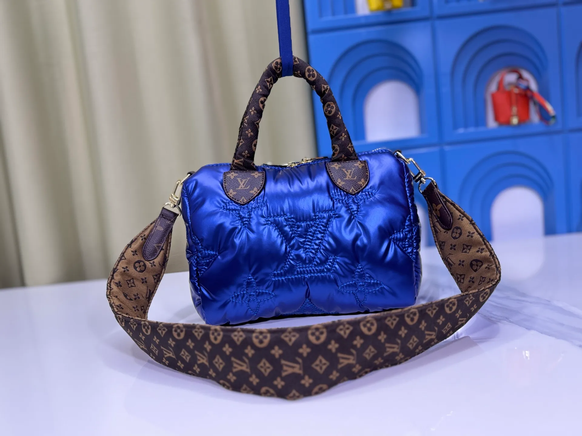 P240 upgraded original M21061 M20937 M59008 This LV Pillow Speedy Bandoulière 25 handbag injects a cool attitude into the brand's classic configuration. Recycled padded nylon has a matte sheen, with Monogram embroidery and Mini Monogram canvas trim. The top handle and shoulder strap are both padded, making it softer, warmer and more comfortable to carry. Dimensions: 25.0 x 19.0 x 15.0 cm (length x height x width)