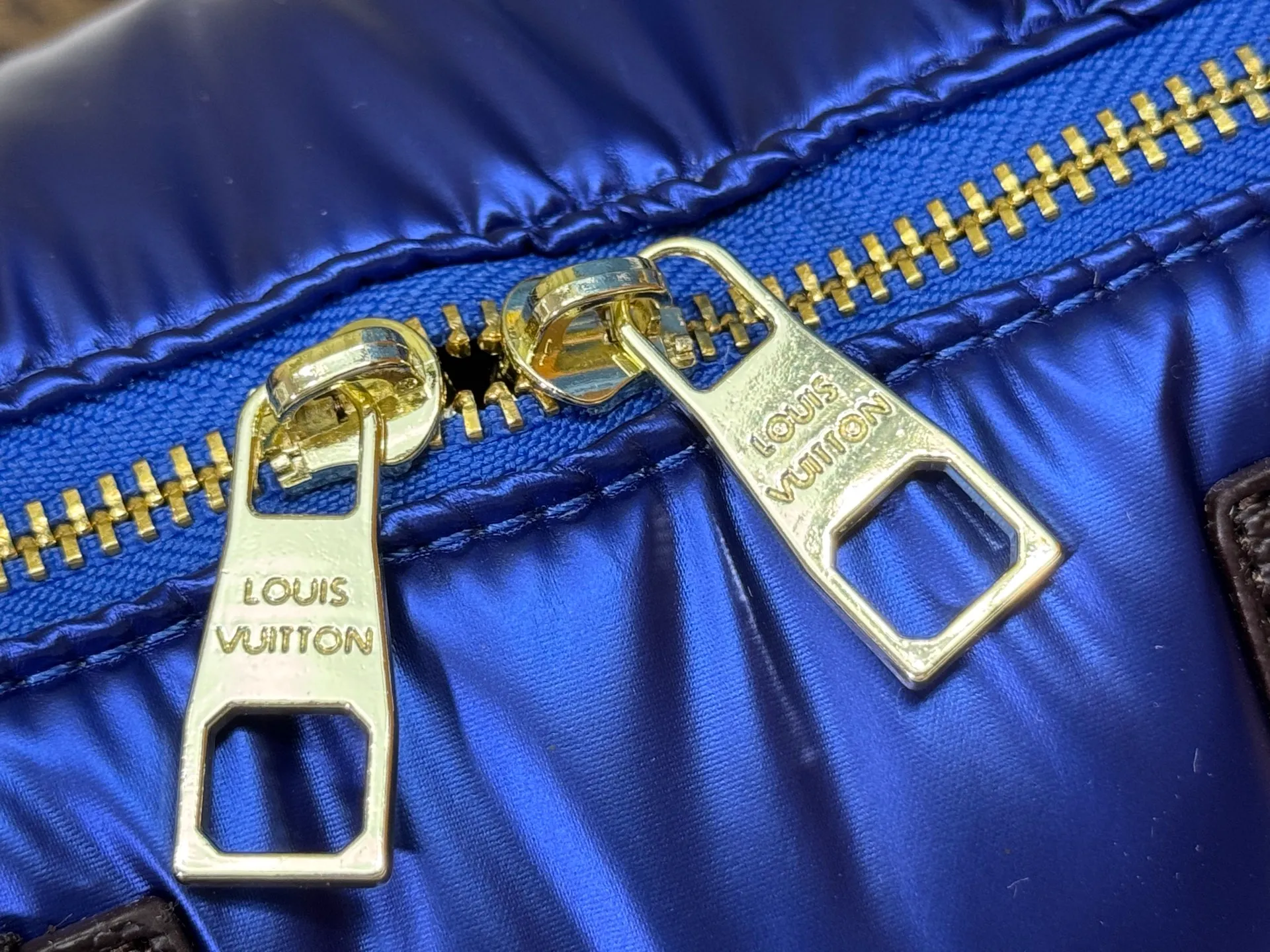 P240 upgraded original M21061 M20937 M59008 This LV Pillow Speedy Bandoulière 25 handbag injects a cool attitude into the brand's classic configuration. Recycled padded nylon has a matte sheen, with Monogram embroidery and Mini Monogram canvas trim. The top handle and shoulder strap are both padded, making it softer, warmer and more comfortable to carry. Dimensions: 25.0 x 19.0 x 15.0 cm (length x height x width)