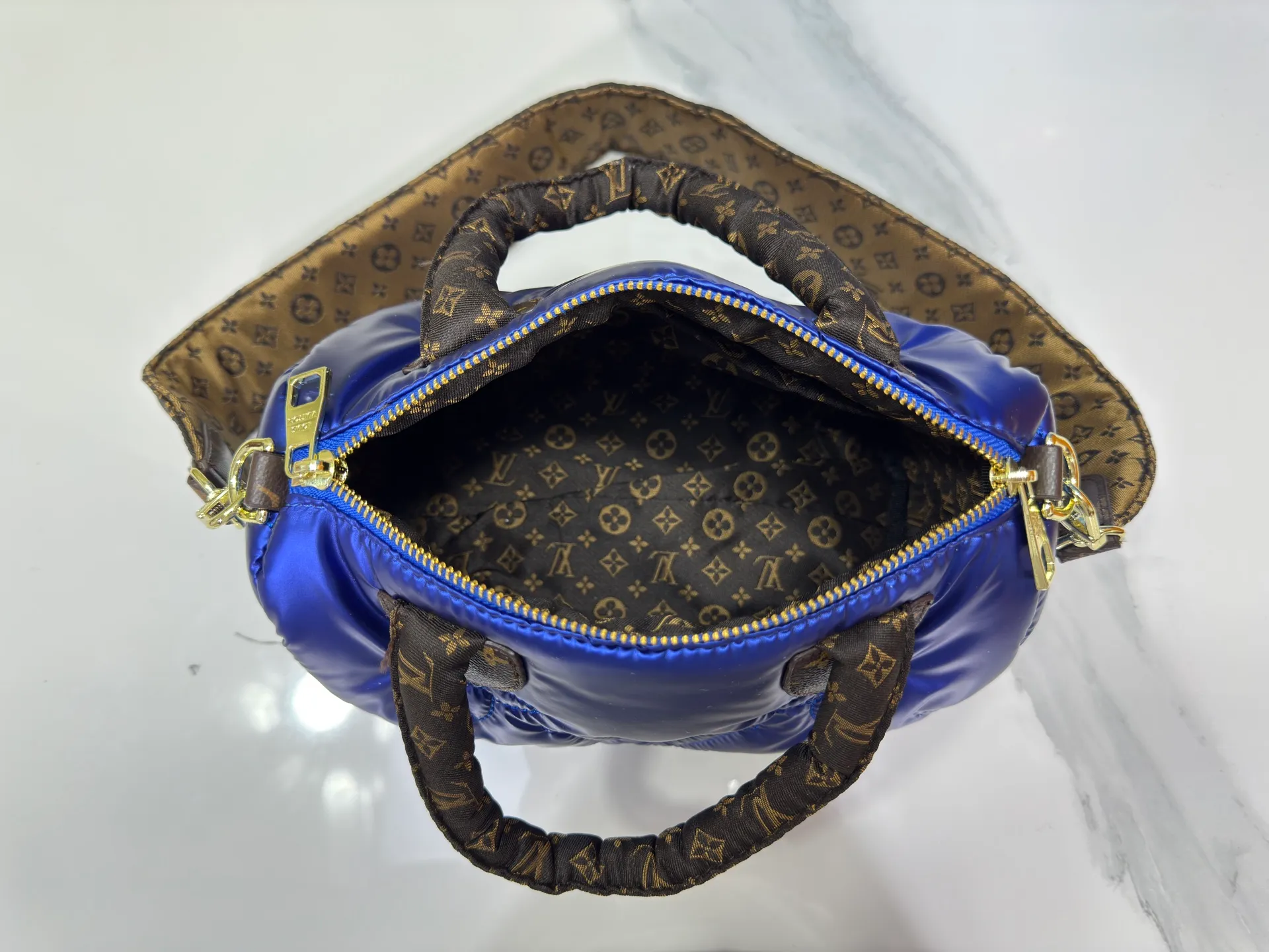P240 upgraded original M21061 M20937 M59008 This LV Pillow Speedy Bandoulière 25 handbag injects a cool attitude into the brand's classic configuration. Recycled padded nylon has a matte sheen, with Monogram embroidery and Mini Monogram canvas trim. The top handle and shoulder strap are both padded, making it softer, warmer and more comfortable to carry. Dimensions: 25.0 x 19.0 x 15.0 cm (length x height x width)