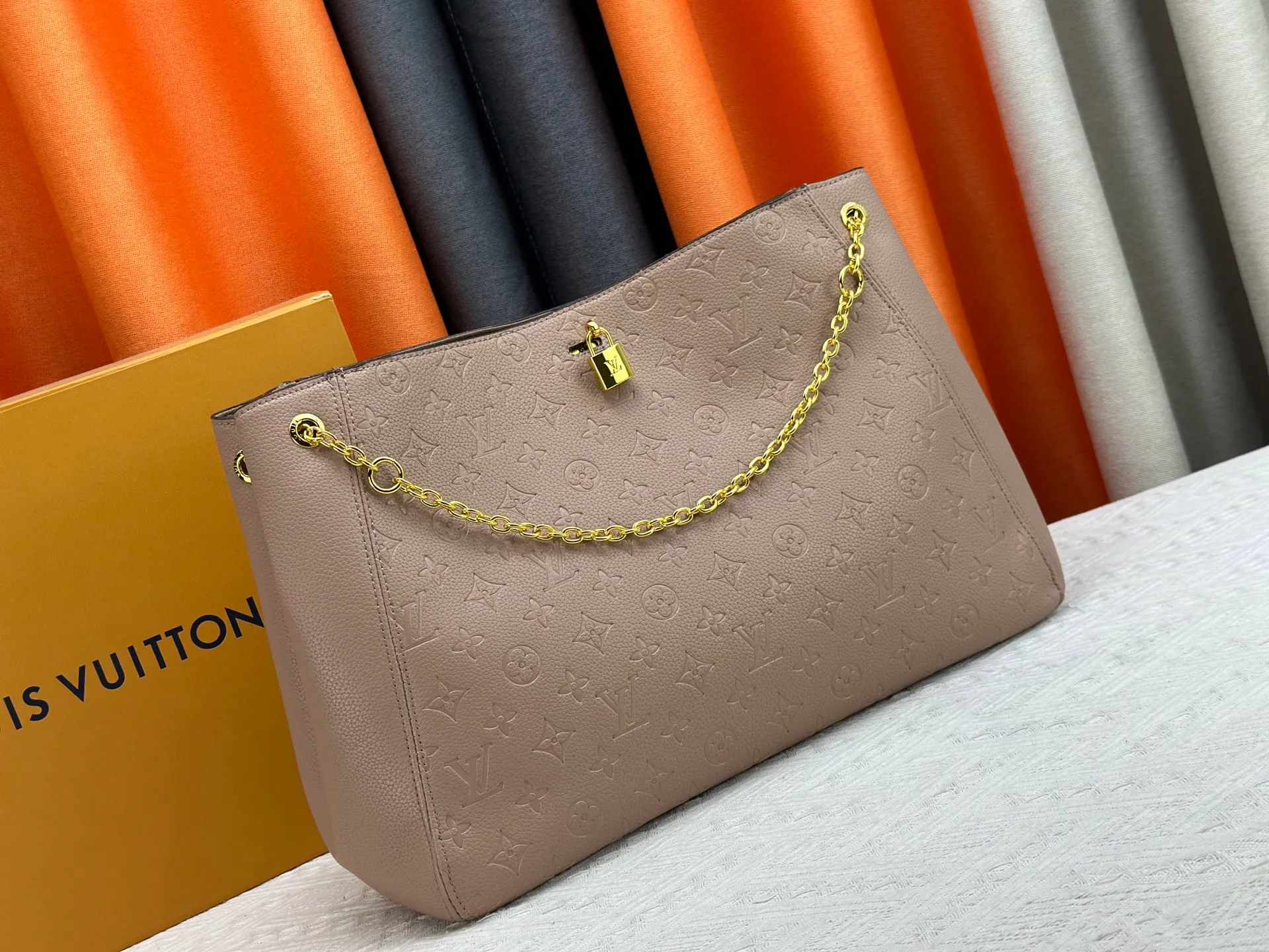 P280 P260 Model No. M14414 M14659 M14234 M This Anytime medium handbag recalls the Promenade handbag that was born in 1988, making it a perfect choice for daily commuting and weekend outings. The Monogram Empreinte leather bag is embellished with shiny metal hardware, and the LV padlock can be hung from the sliding chain shoulder strap, making it easy to explore a variety of styling possibilities and carrying methods. Cow leather - Cow leather trim - Fabric lining - Metal hardware - Magnetic closure - Decorative padlock - Large front pocket - Zipper pocket - Can hold a 13-inch laptop, 6.7-inch smartphone, Sarah long wallet, notebook, sunglasses and keys - Chain: sliding to adjust, not removable! ! Model: M14658; Size: large 42x27x14CM, small 20×13×34cm