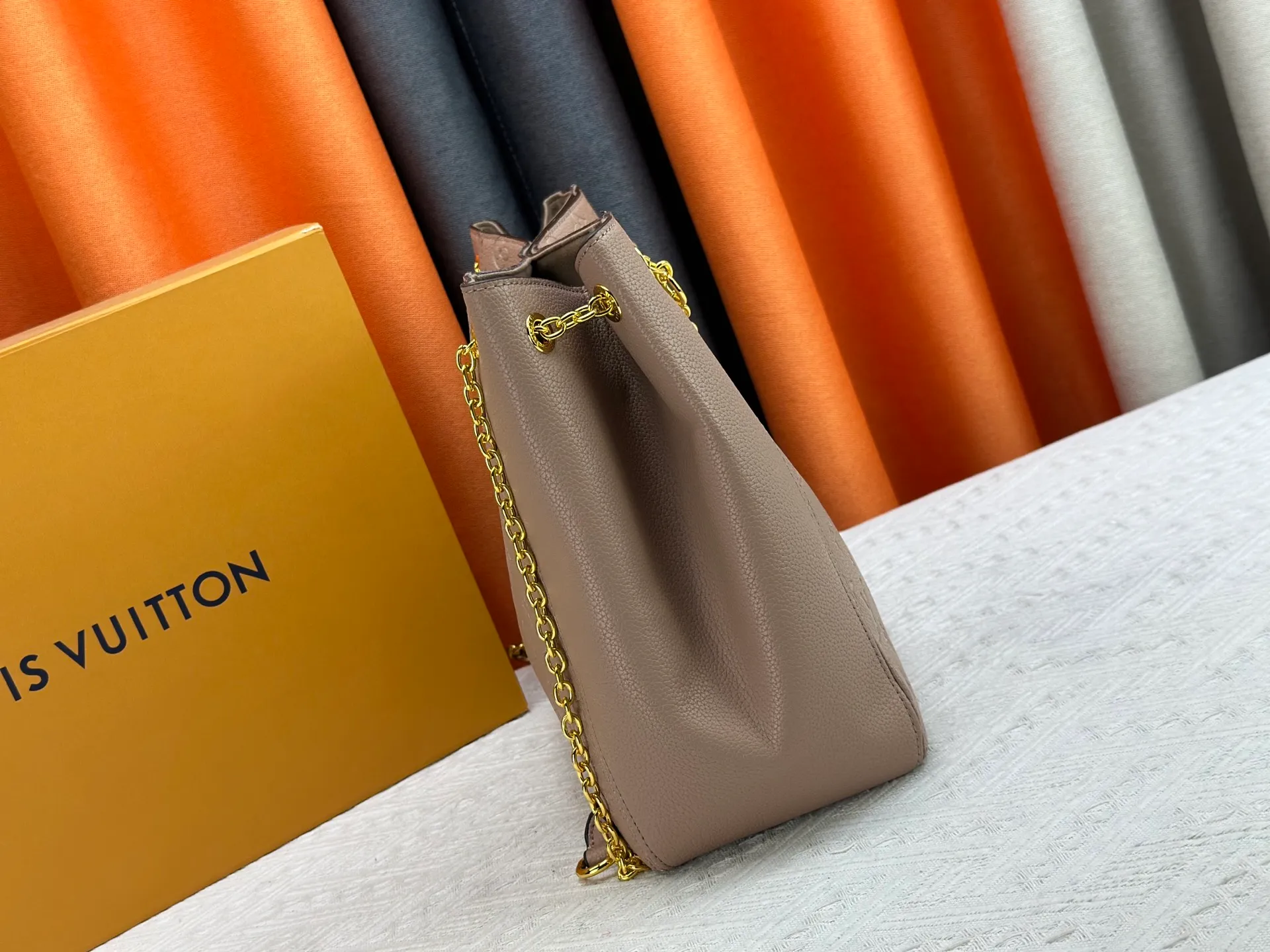 P280 P260 Model No. M14414 M14659 M14234 M This Anytime medium handbag recalls the Promenade handbag that was born in 1988, making it a perfect choice for daily commuting and weekend outings. The Monogram Empreinte leather bag is embellished with shiny metal hardware, and the LV padlock can be hung from the sliding chain shoulder strap, making it easy to explore a variety of styling possibilities and carrying methods. Cow leather - Cow leather trim - Fabric lining - Metal hardware - Magnetic closure - Decorative padlock - Large front pocket - Zipper pocket - Can hold a 13-inch laptop, 6.7-inch smartphone, Sarah long wallet, notebook, sunglasses and keys - Chain: sliding to adjust, not removable! ! Model: M14658; Size: large 42x27x14CM, small 20×13×34cm