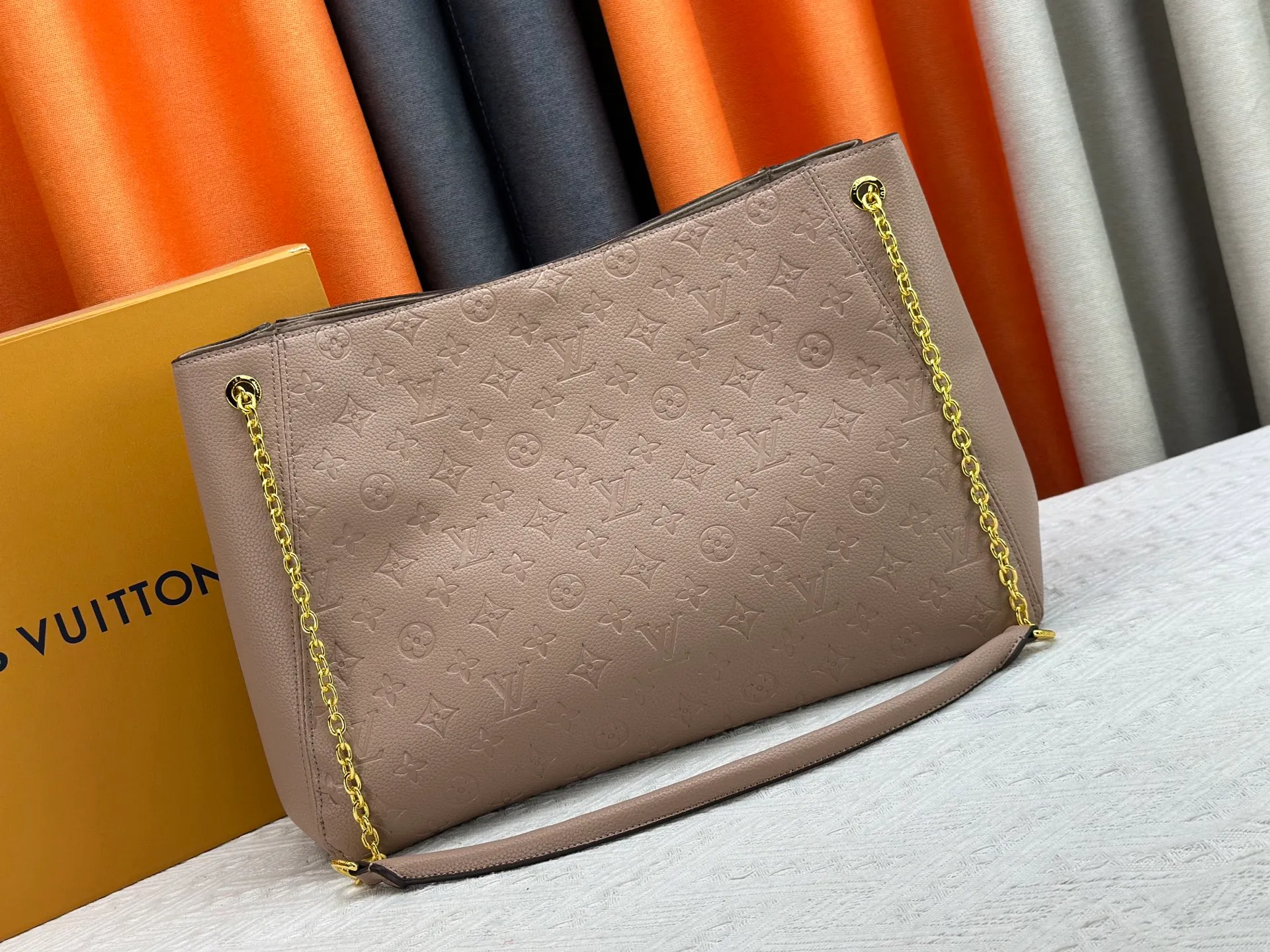 P280 P260 Model No. M14414 M14659 M14234 M This Anytime medium handbag recalls the Promenade handbag that was born in 1988, making it a perfect choice for daily commuting and weekend outings. The Monogram Empreinte leather bag is embellished with shiny metal hardware, and the LV padlock can be hung from the sliding chain shoulder strap, making it easy to explore a variety of styling possibilities and carrying methods. Cow leather - Cow leather trim - Fabric lining - Metal hardware - Magnetic closure - Decorative padlock - Large front pocket - Zipper pocket - Can hold a 13-inch laptop, 6.7-inch smartphone, Sarah long wallet, notebook, sunglasses and keys - Chain: sliding to adjust, not removable! ! Model: M14658; Size: large 42x27x14CM, small 20×13×34cm