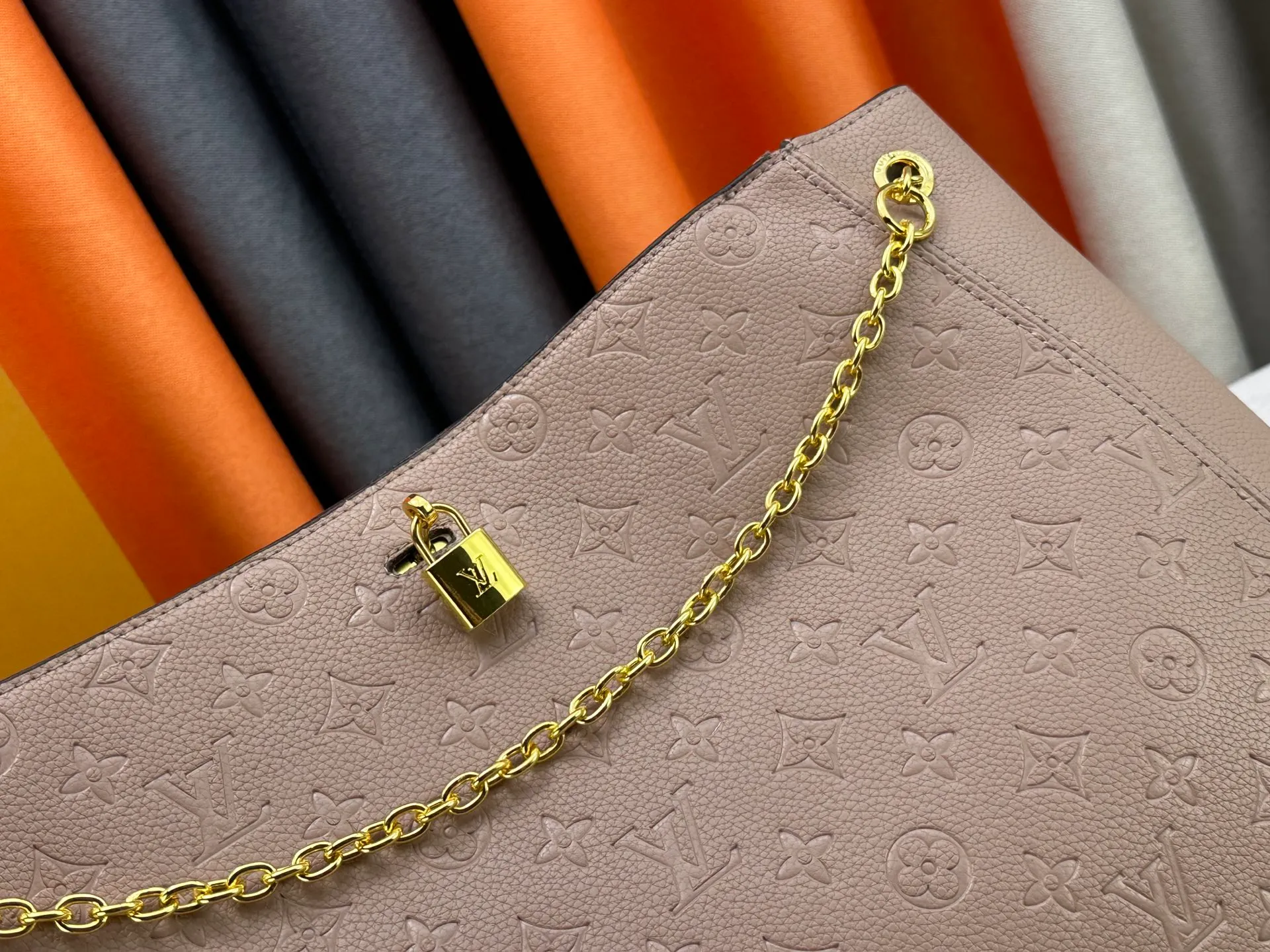 P280 P260 Model No. M14414 M14659 M14234 M This Anytime medium handbag recalls the Promenade handbag that was born in 1988, making it a perfect choice for daily commuting and weekend outings. The Monogram Empreinte leather bag is embellished with shiny metal hardware, and the LV padlock can be hung from the sliding chain shoulder strap, making it easy to explore a variety of styling possibilities and carrying methods. Cow leather - Cow leather trim - Fabric lining - Metal hardware - Magnetic closure - Decorative padlock - Large front pocket - Zipper pocket - Can hold a 13-inch laptop, 6.7-inch smartphone, Sarah long wallet, notebook, sunglasses and keys - Chain: sliding to adjust, not removable! ! Model: M14658; Size: large 42x27x14CM, small 20×13×34cm