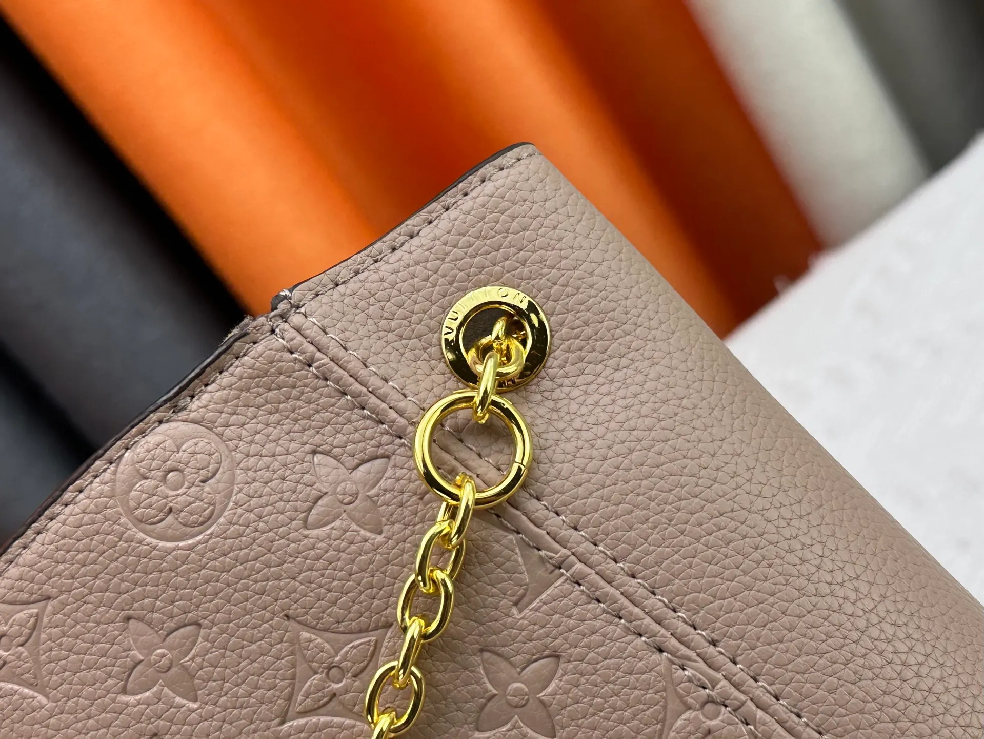 P280 P260 Model No. M14414 M14659 M14234 M This Anytime medium handbag recalls the Promenade handbag that was born in 1988, making it a perfect choice for daily commuting and weekend outings. The Monogram Empreinte leather bag is embellished with shiny metal hardware, and the LV padlock can be hung from the sliding chain shoulder strap, making it easy to explore a variety of styling possibilities and carrying methods. Cow leather - Cow leather trim - Fabric lining - Metal hardware - Magnetic closure - Decorative padlock - Large front pocket - Zipper pocket - Can hold a 13-inch laptop, 6.7-inch smartphone, Sarah long wallet, notebook, sunglasses and keys - Chain: sliding to adjust, not removable! ! Model: M14658; Size: large 42x27x14CM, small 20×13×34cm