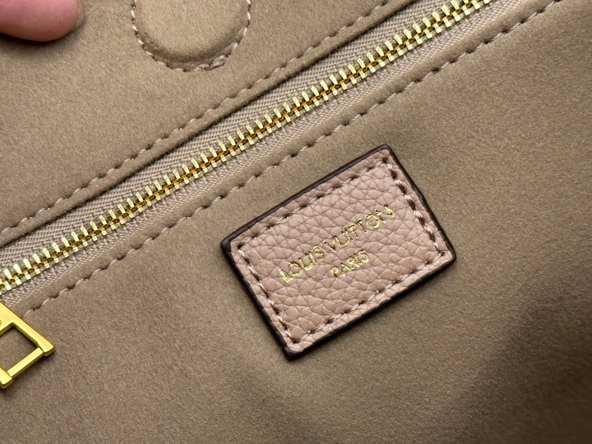 P280 P260 Model No. M14414 M14659 M14234 M This Anytime medium handbag recalls the Promenade handbag that was born in 1988, making it a perfect choice for daily commuting and weekend outings. The Monogram Empreinte leather bag is embellished with shiny metal hardware, and the LV padlock can be hung from the sliding chain shoulder strap, making it easy to explore a variety of styling possibilities and carrying methods. Cow leather - Cow leather trim - Fabric lining - Metal hardware - Magnetic closure - Decorative padlock - Large front pocket - Zipper pocket - Can hold a 13-inch laptop, 6.7-inch smartphone, Sarah long wallet, notebook, sunglasses and keys - Chain: sliding to adjust, not removable! ! Model: M14658; Size: large 42x27x14CM, small 20×13×34cm
