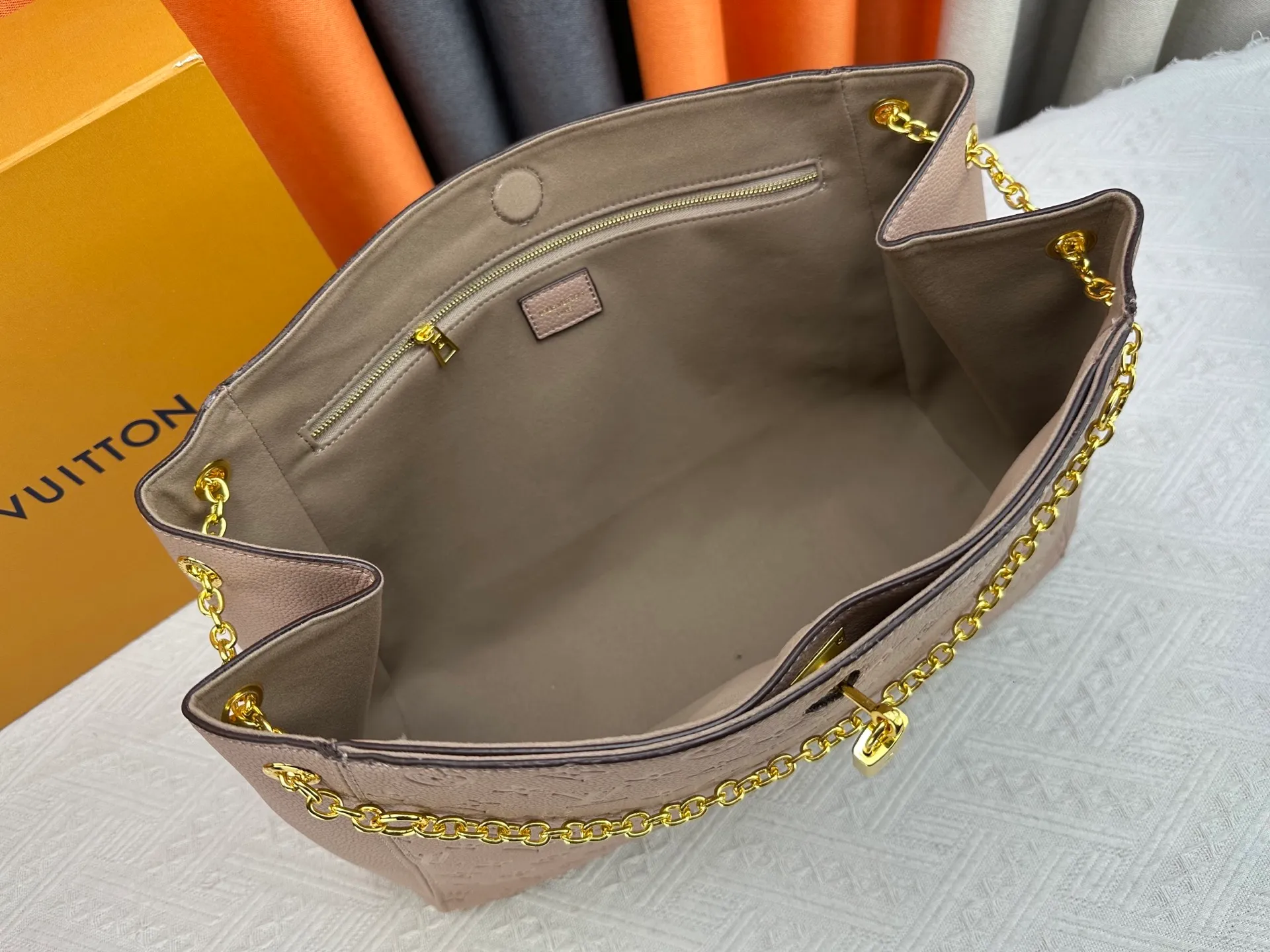 P280 P260 Model No. M14414 M14659 M14234 M This Anytime medium handbag recalls the Promenade handbag that was born in 1988, making it a perfect choice for daily commuting and weekend outings. The Monogram Empreinte leather bag is embellished with shiny metal hardware, and the LV padlock can be hung from the sliding chain shoulder strap, making it easy to explore a variety of styling possibilities and carrying methods. Cow leather - Cow leather trim - Fabric lining - Metal hardware - Magnetic closure - Decorative padlock - Large front pocket - Zipper pocket - Can hold a 13-inch laptop, 6.7-inch smartphone, Sarah long wallet, notebook, sunglasses and keys - Chain: sliding to adjust, not removable! ! Model: M14658; Size: large 42x27x14CM, small 20×13×34cm