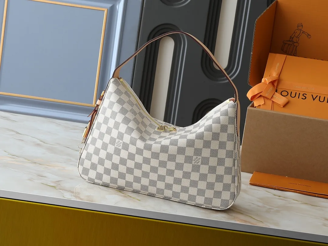 💰240💰Upgraded original N00126 M11952 M12098 This small Slouchy handbag is made of Louis Vuitton's classic Monogram canvas. It has a unique silhouette that can be used as a shoulder or a hand carry to suit various occasions such as business office or weekend travel. Brand-new padlocks and name tags mark the new season, highlighting the brand’s long heritage and exquisite craftsmanship. Dimensions: 33.0 x 22.0 x 9.0 cm (length x height x width)