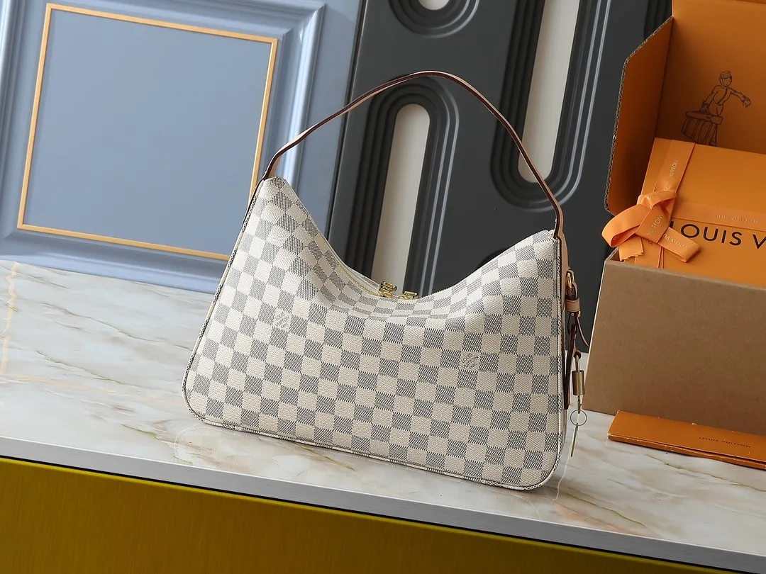 💰240💰Upgraded original N00126 M11952 M12098 This small Slouchy handbag is made of Louis Vuitton's classic Monogram canvas. It has a unique silhouette that can be used as a shoulder or a hand carry to suit various occasions such as business office or weekend travel. Brand-new padlocks and name tags mark the new season, highlighting the brand’s long heritage and exquisite craftsmanship. Dimensions: 33.0 x 22.0 x 9.0 cm (length x height x width)