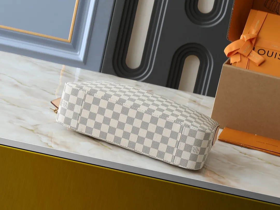 💰240💰Upgraded original N00126 M11952 M12098 This small Slouchy handbag is made of Louis Vuitton's classic Monogram canvas. It has a unique silhouette that can be used as a shoulder or a hand carry to suit various occasions such as business office or weekend travel. Brand-new padlocks and name tags mark the new season, highlighting the brand’s long heritage and exquisite craftsmanship. Dimensions: 33.0 x 22.0 x 9.0 cm (length x height x width)