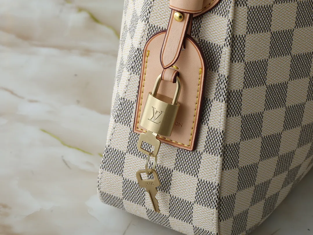 💰240💰Upgraded original N00126 M11952 M12098 This small Slouchy handbag is made of Louis Vuitton's classic Monogram canvas. It has a unique silhouette that can be used as a shoulder or a hand carry to suit various occasions such as business office or weekend travel. Brand-new padlocks and name tags mark the new season, highlighting the brand’s long heritage and exquisite craftsmanship. Dimensions: 33.0 x 22.0 x 9.0 cm (length x height x width)